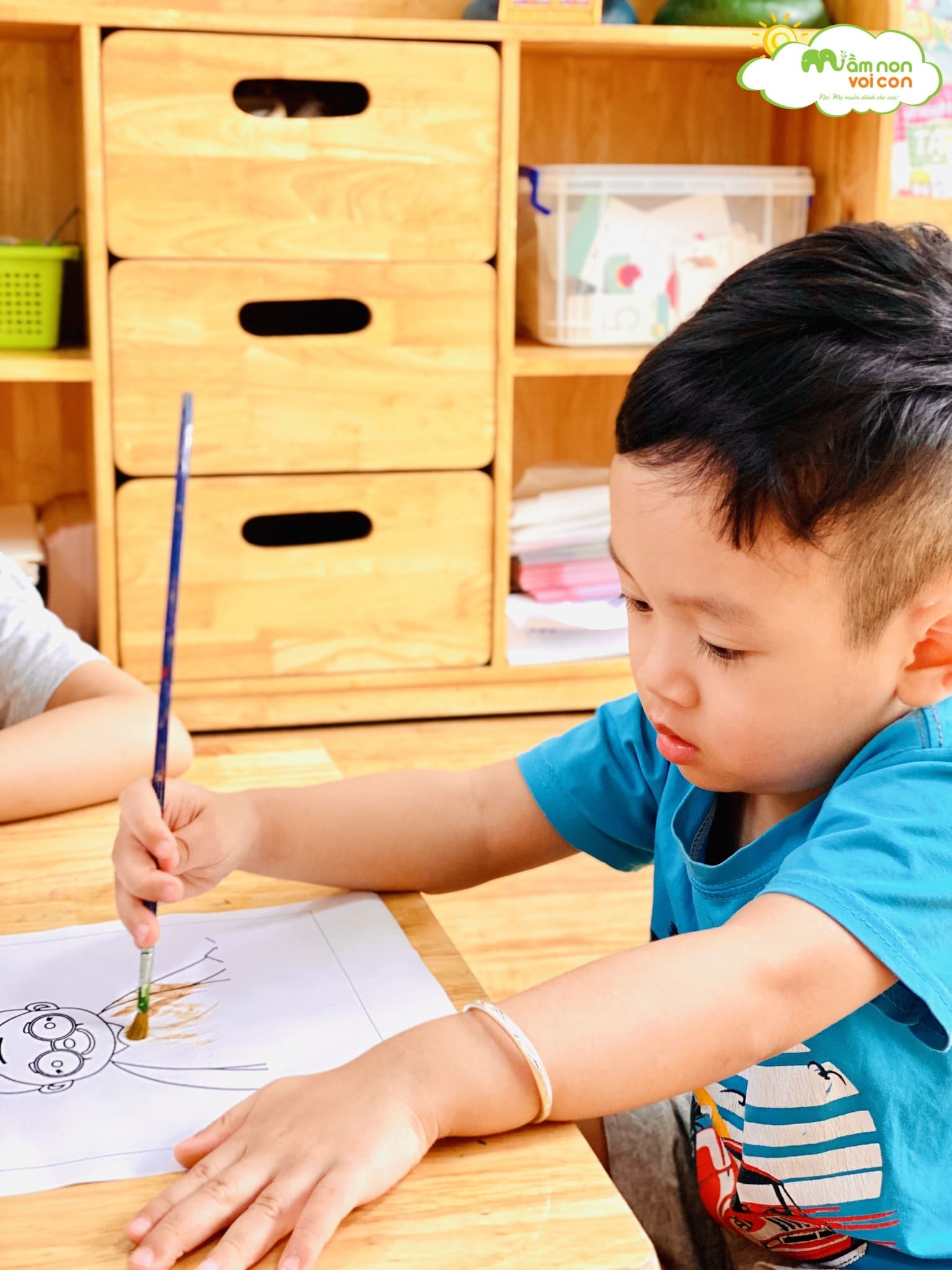 BÉ VẼ CHÂN DUNG ÔNG BÀ - TRƯỜNG MẦM NON VOI CON