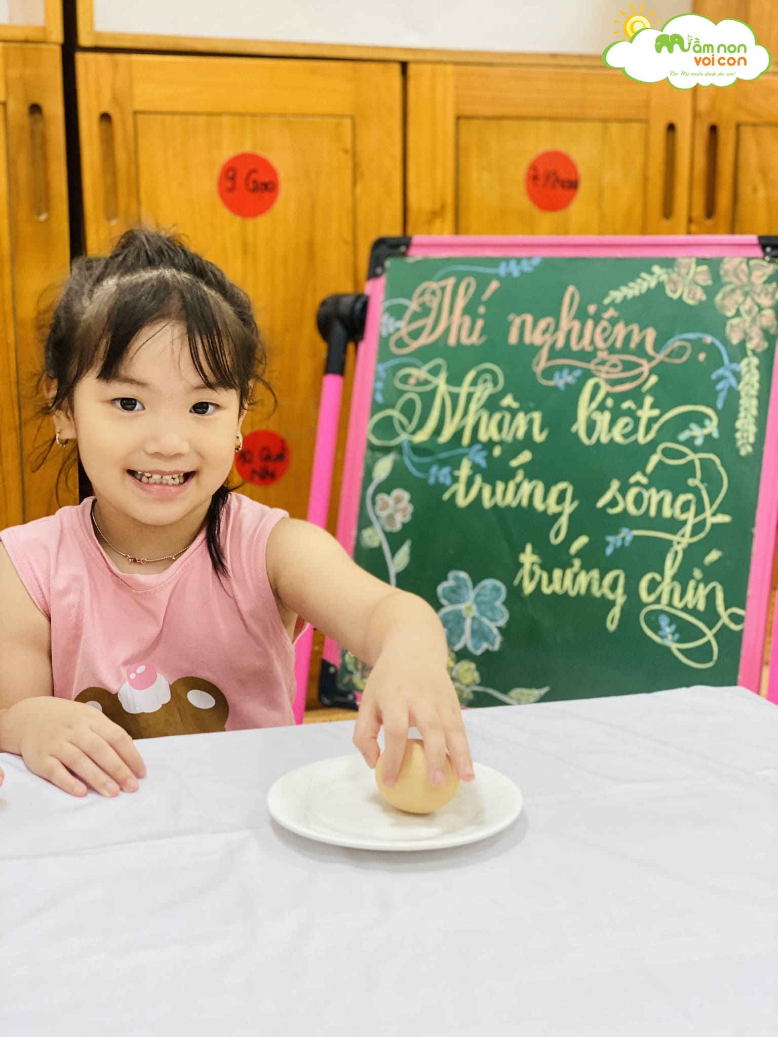 KHÁM PHÁ VỀ NHIỆT ĐỘ VỚI THÍ NGHIỆM VUI CÙNG CÁC BẠN NHỎ LỚP E6 - TRƯỜNG MẦM NON VOI CON