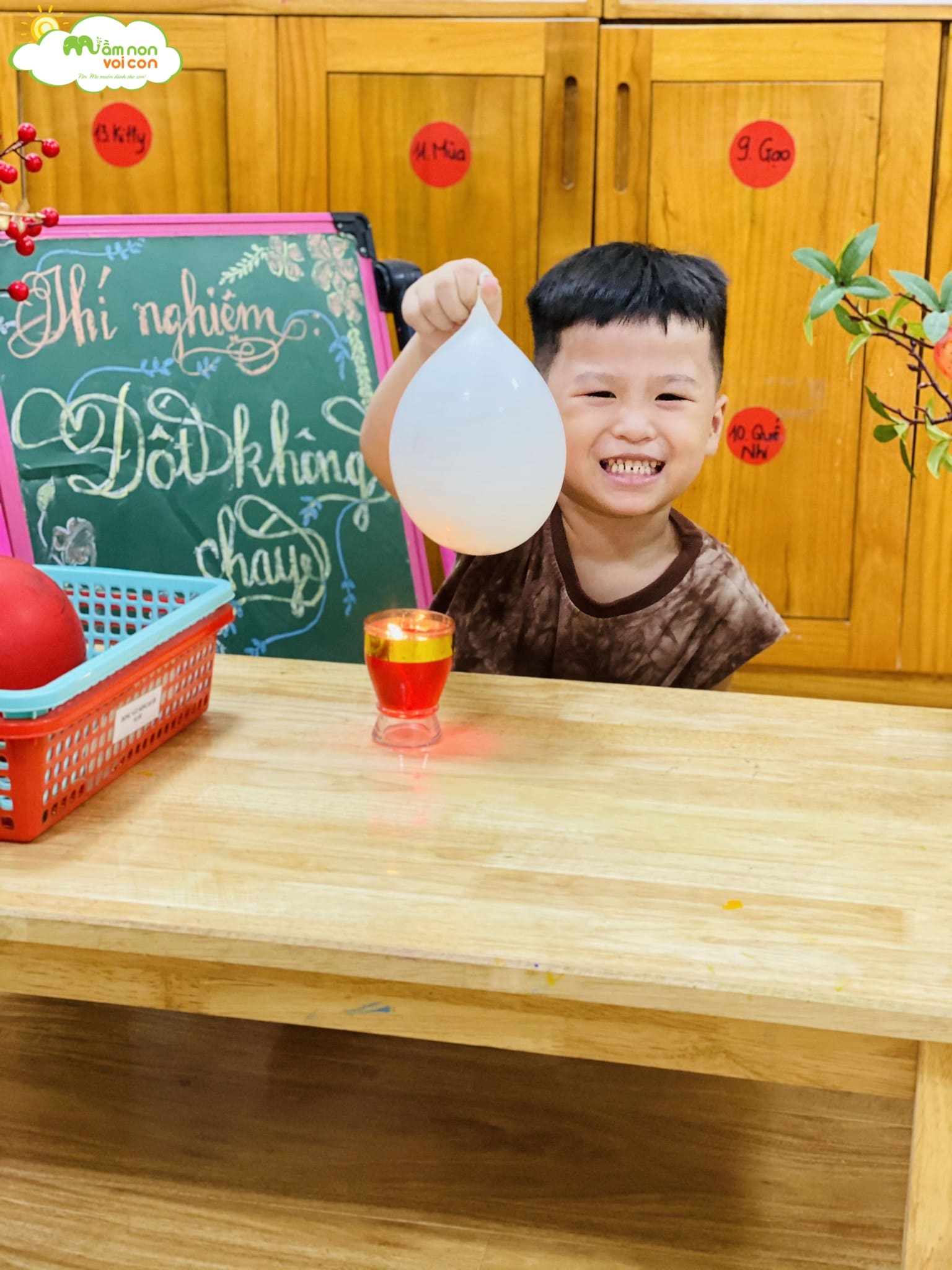 THÍ NGHIỆM "BÓNG BAY KHÔNG CHÁY KHI ĐỐT" - TRƯỜNG MẦM NON VOI CON