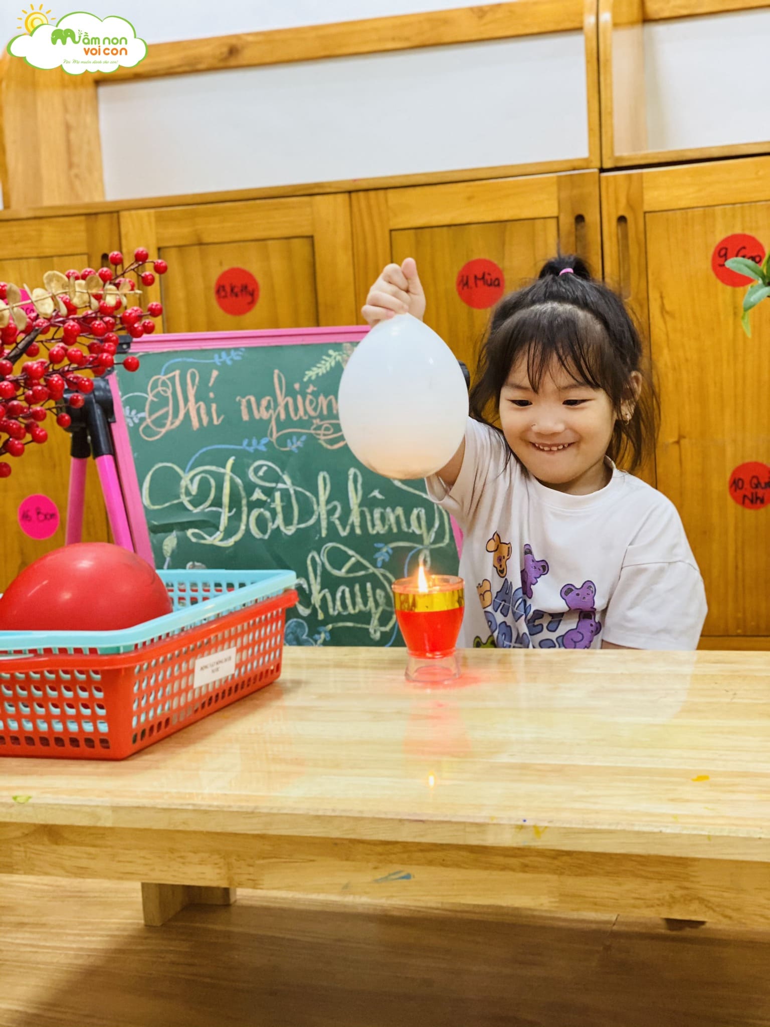 THÍ NGHIỆM "BÓNG BAY KHÔNG CHÁY KHI ĐỐT" - TRƯỜNG MẦM NON VOI CON