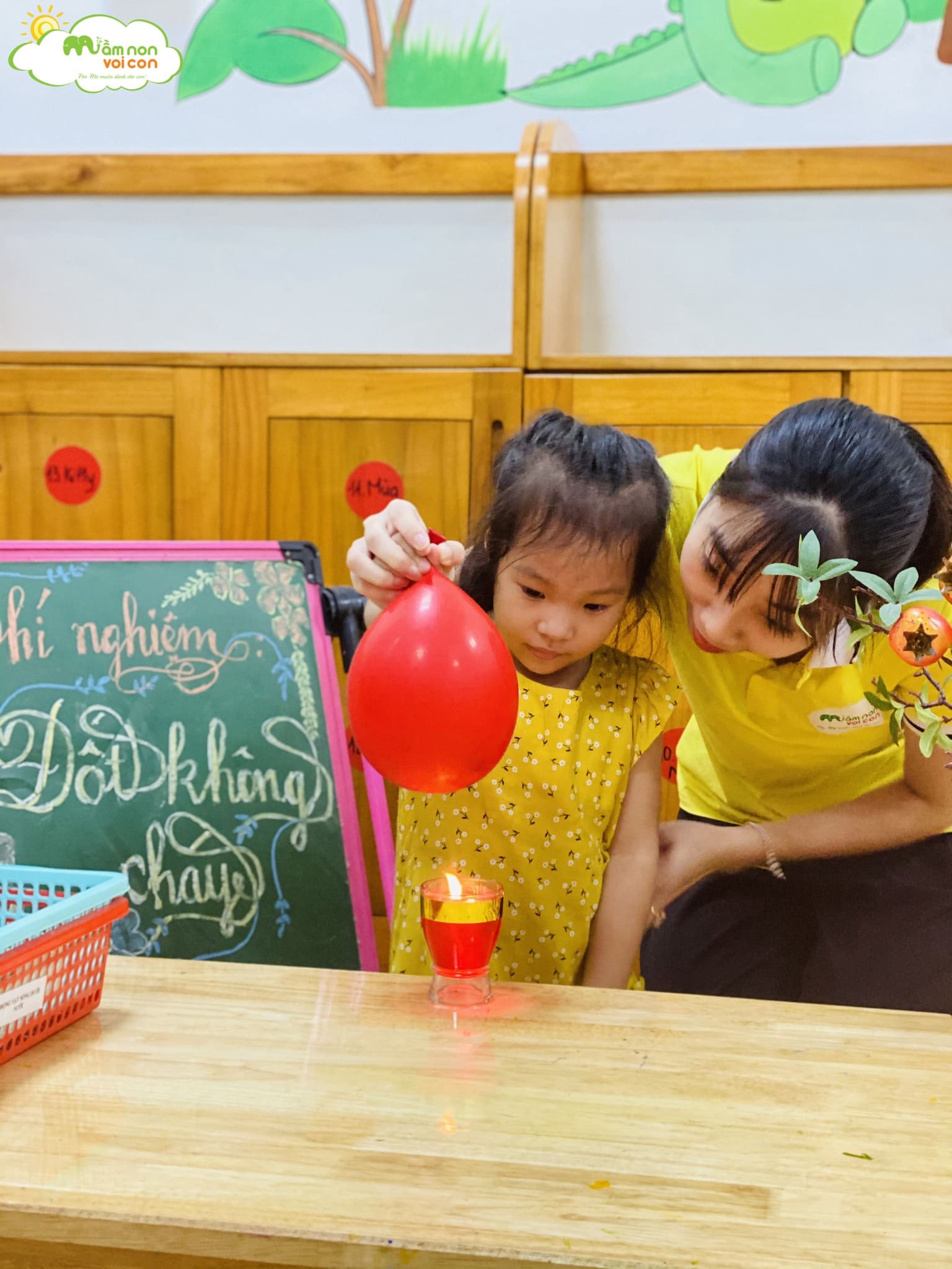 THÍ NGHIỆM "BÓNG BAY KHÔNG CHÁY KHI ĐỐT" - TRƯỜNG MẦM NON VOI CON