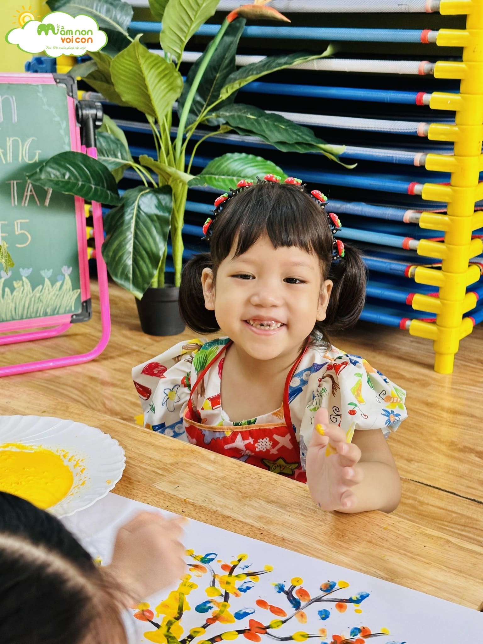 HOẠT ĐỘNG TẠO HÌNH: IN BÔNG HOA BẰNG VÂN TAY VÀ MÀU NƯỚC - TRƯỜNG MẦM NON VOI CON