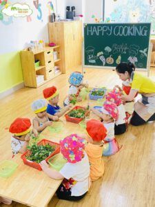 HOẠT ĐỘNG TRẢI NGHIỆM: BÉ TUỐT RAU NGÓT - TRƯỜNG MẦM NON VOI CON