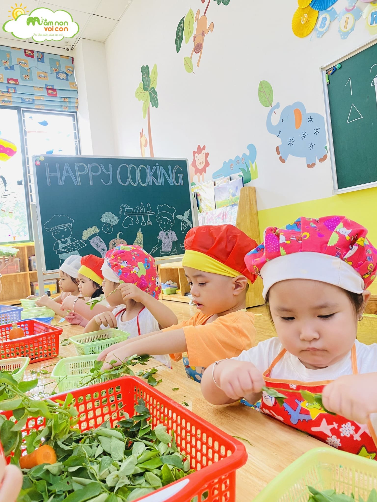 HOẠT ĐỘNG TRẢI NGHIỆM: BÉ TUỐT RAU NGÓT - TRƯỜNG MẦM NON VOI CON