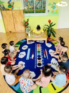 HOẠT ĐỘNG TẠO HÌNH: DÁN QUẢ TÁO - TRƯỜNG MẦM NON VOI CON