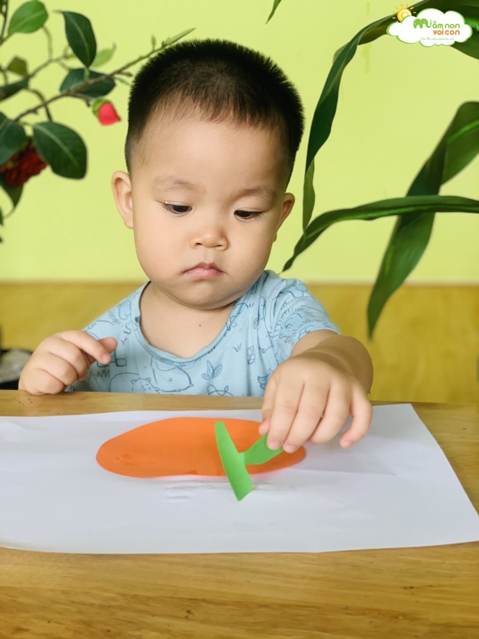 HOẠT ĐỘNG TẠO HÌNH: DÁN QUẢ TÁO - TRƯỜNG MẦM NON VOI CON