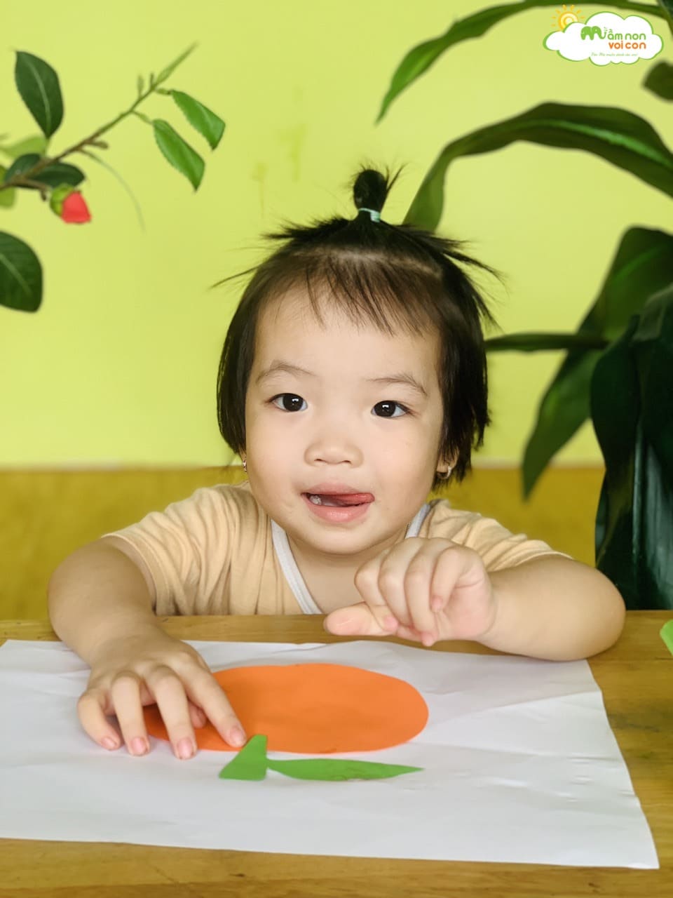 HOẠT ĐỘNG TẠO HÌNH: DÁN QUẢ TÁO - TRƯỜNG MẦM NON VOI CON