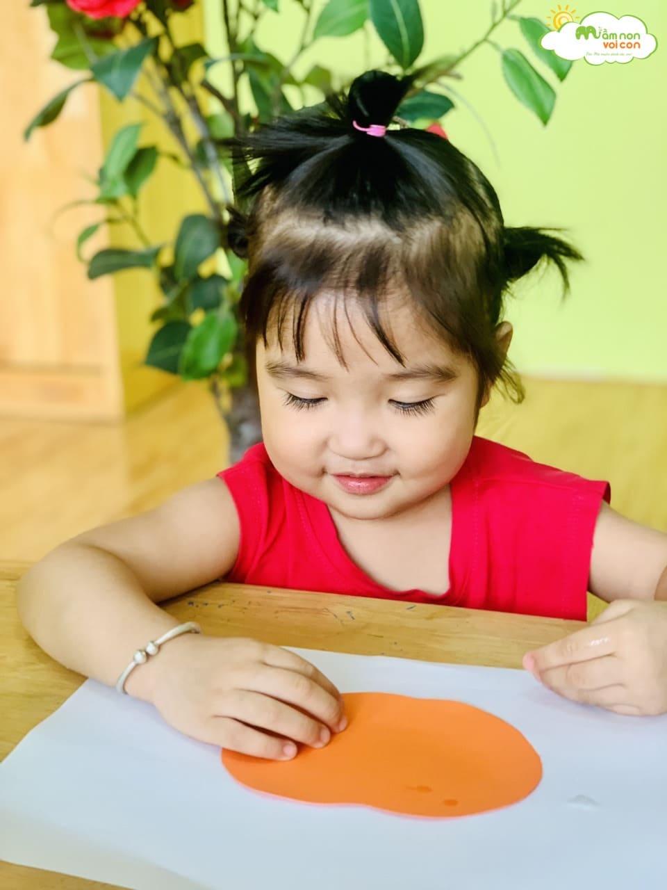 HOẠT ĐỘNG TẠO HÌNH: DÁN QUẢ TÁO - TRƯỜNG MẦM NON VOI CON