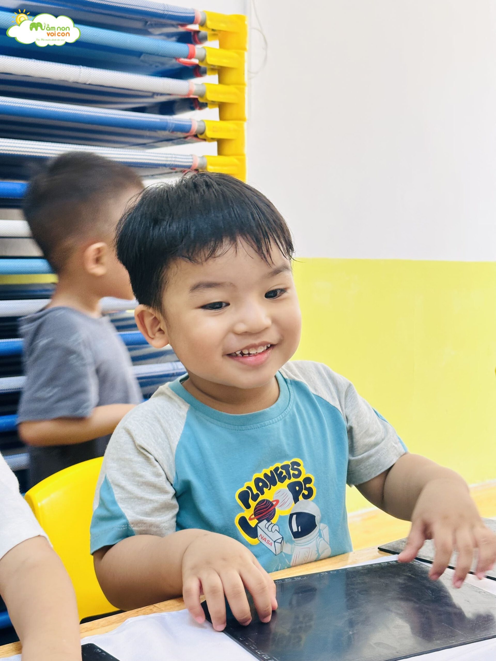 TẠO HÌNH CON SÂU TỪ ĐẤT NẶN - TRƯỜNG MẦM NON VOI CON