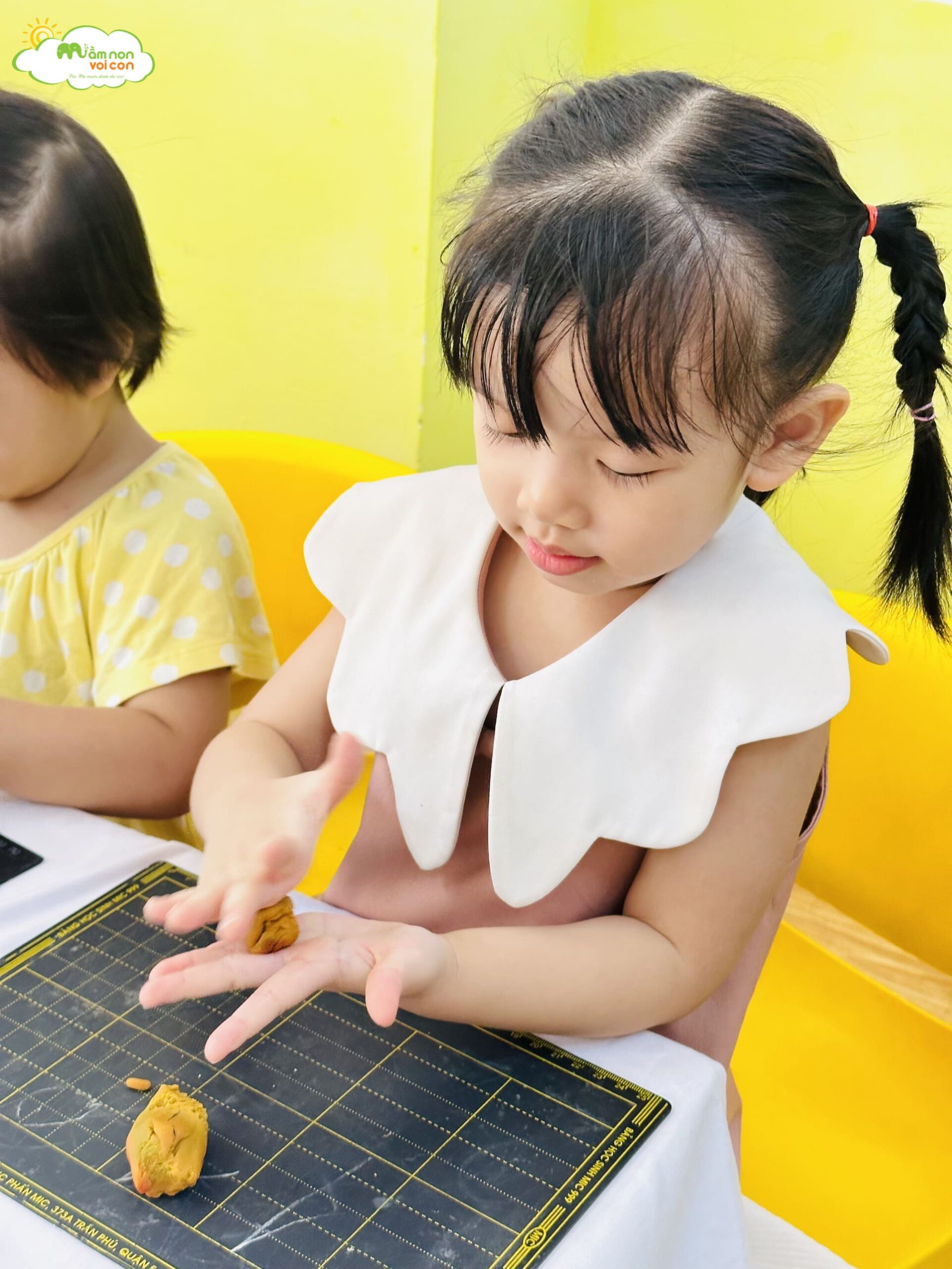 TẠO HÌNH CON SÂU TỪ ĐẤT NẶN - TRƯỜNG MẦM NON VOI CON