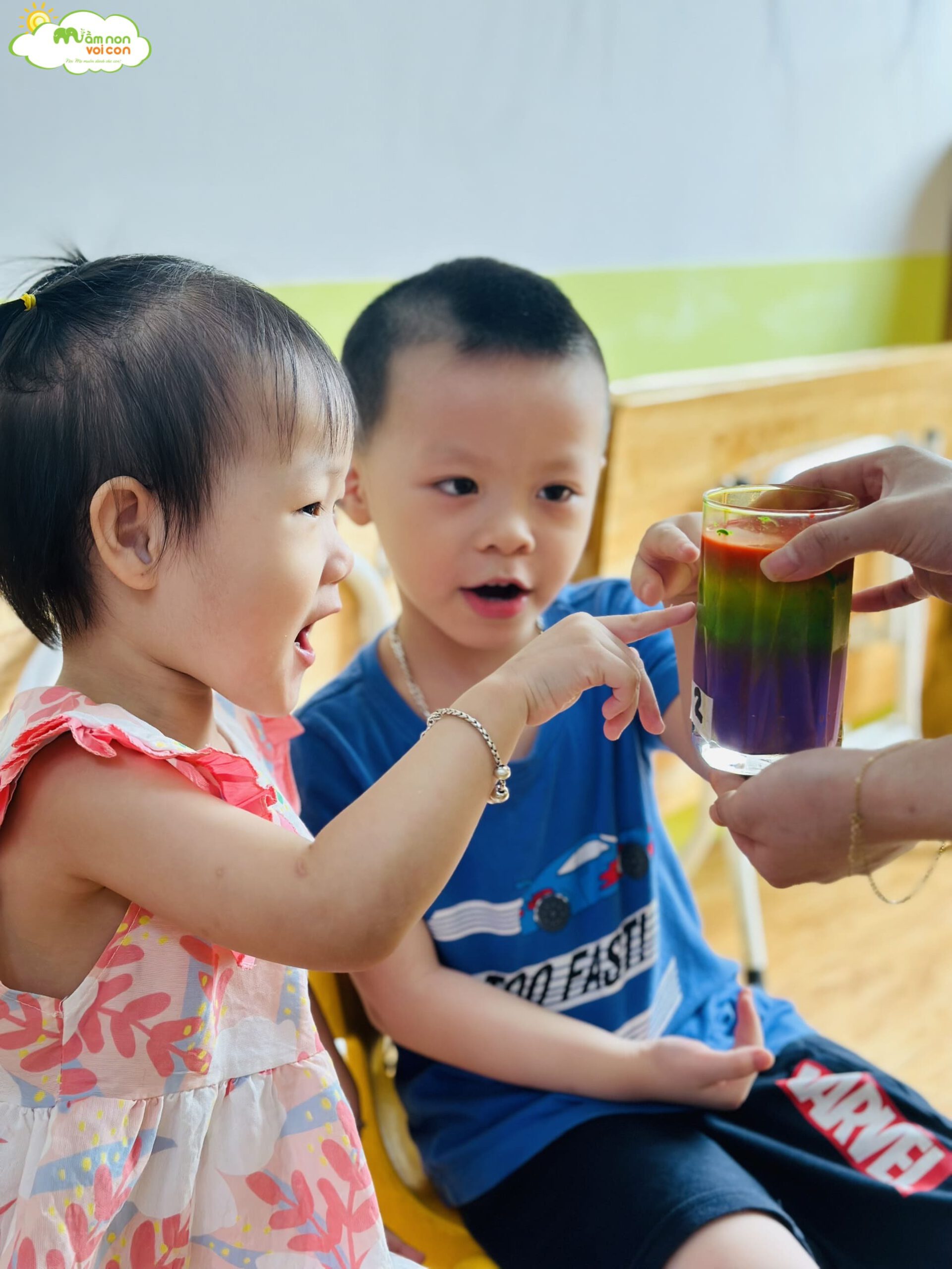 THÍ NGHIỆM: CỐC NƯỚC CẦU VỒNG - TRƯỜNG MẦM NON VOI CON