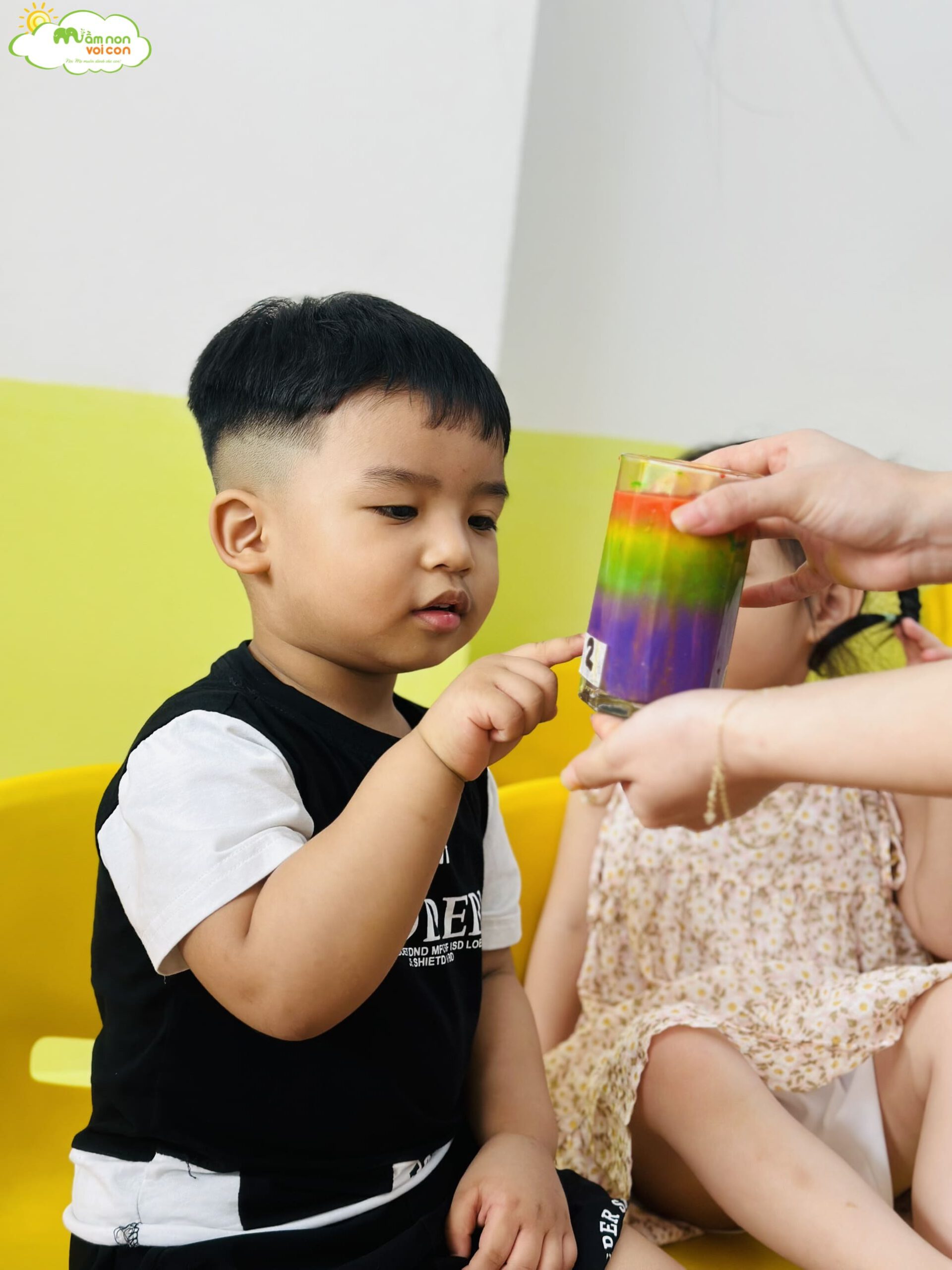 THÍ NGHIỆM: CỐC NƯỚC CẦU VỒNG - TRƯỜNG MẦM NON VOI CON