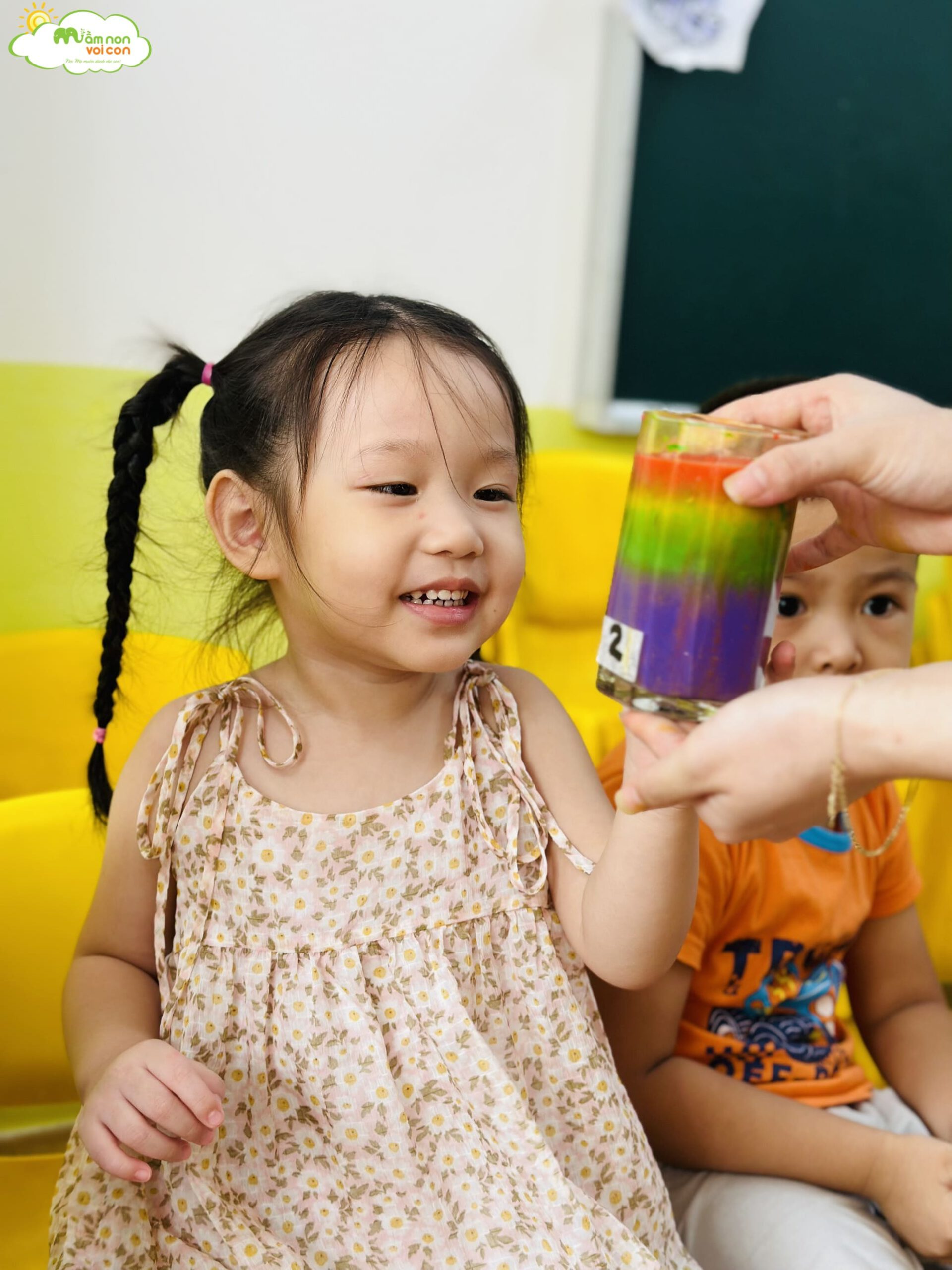 THÍ NGHIỆM: CỐC NƯỚC CẦU VỒNG - TRƯỜNG MẦM NON VOI CON