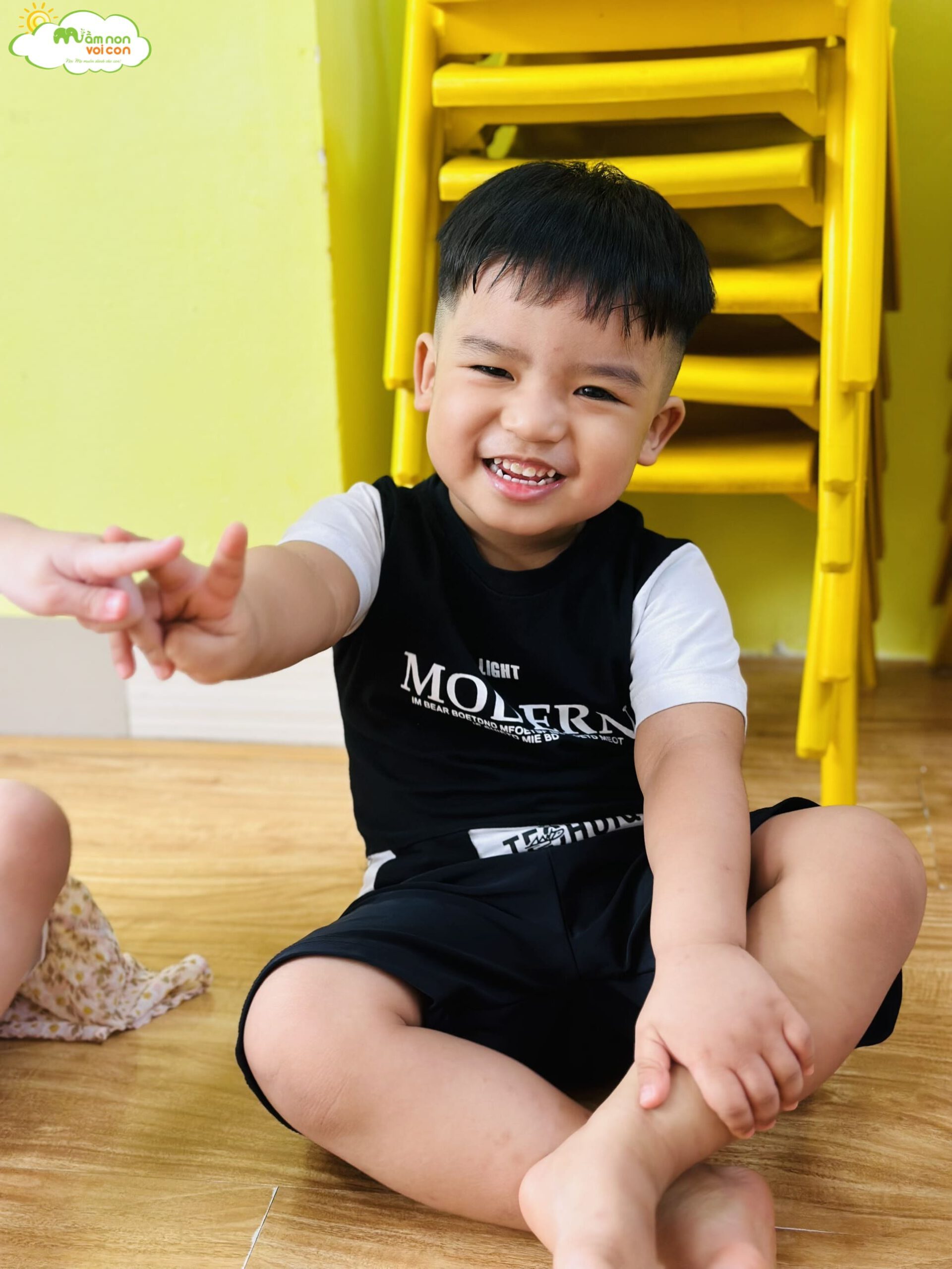 THÍ NGHIỆM: CỐC NƯỚC CẦU VỒNG - TRƯỜNG MẦM NON VOI CON