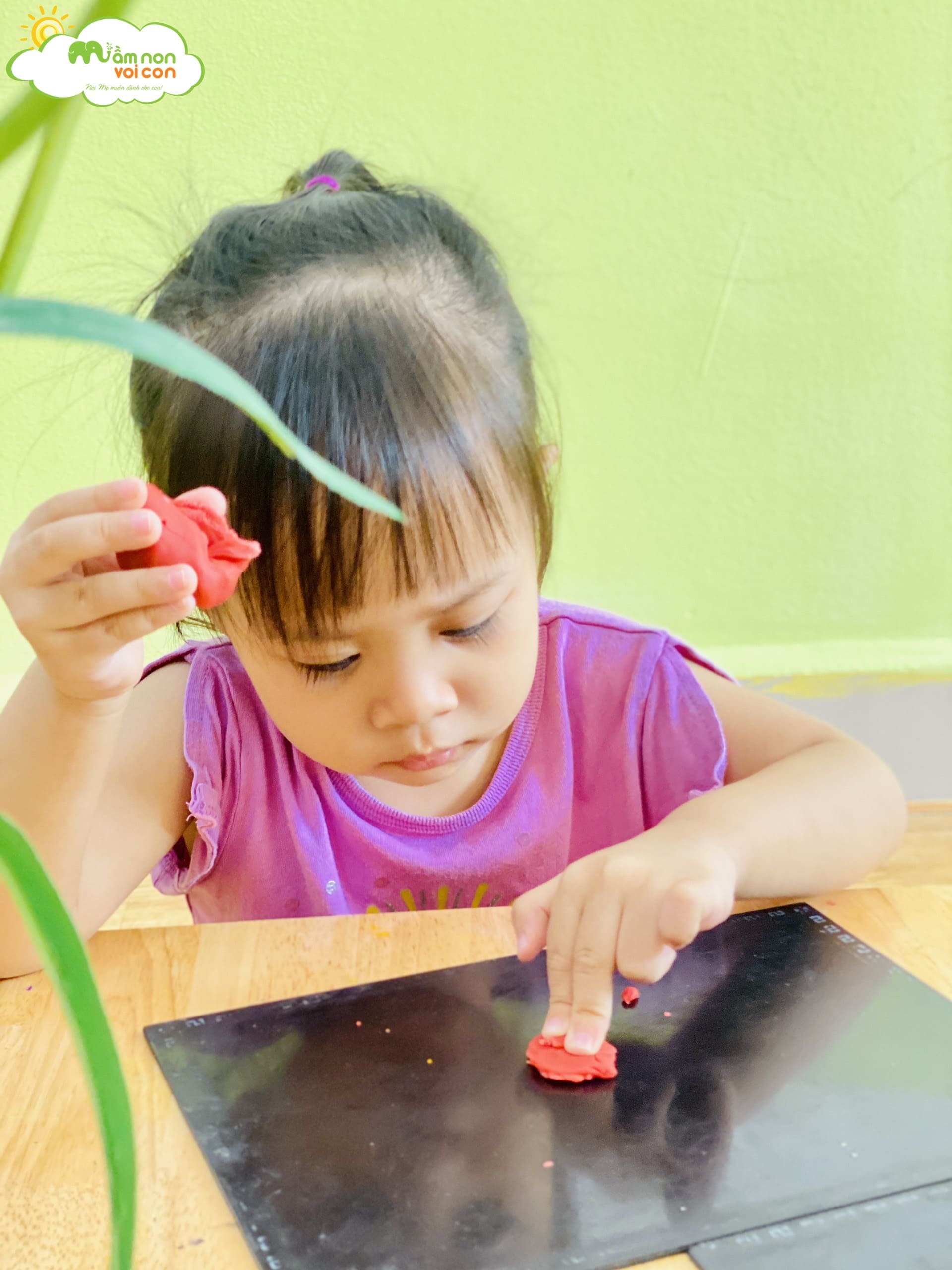 HOẠT ĐỘNG TẠO HÌNH: NẶN MÂM NGŨ QUẢ LỚP E4 - TRƯỜNG MẦM NON VOI CON