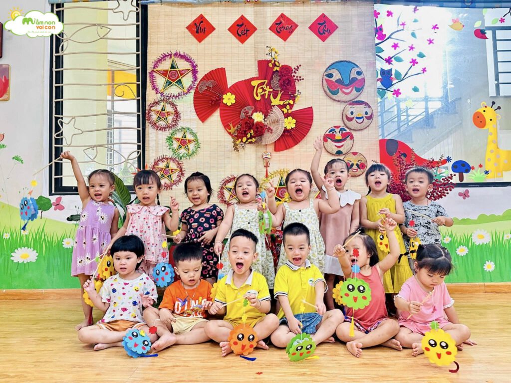 HOẠT ĐỘNG SÁNG TẠO: LÀM ĐÈN LỒNG TRUNG THU - TRƯỜNG MẦM NON VOI CON