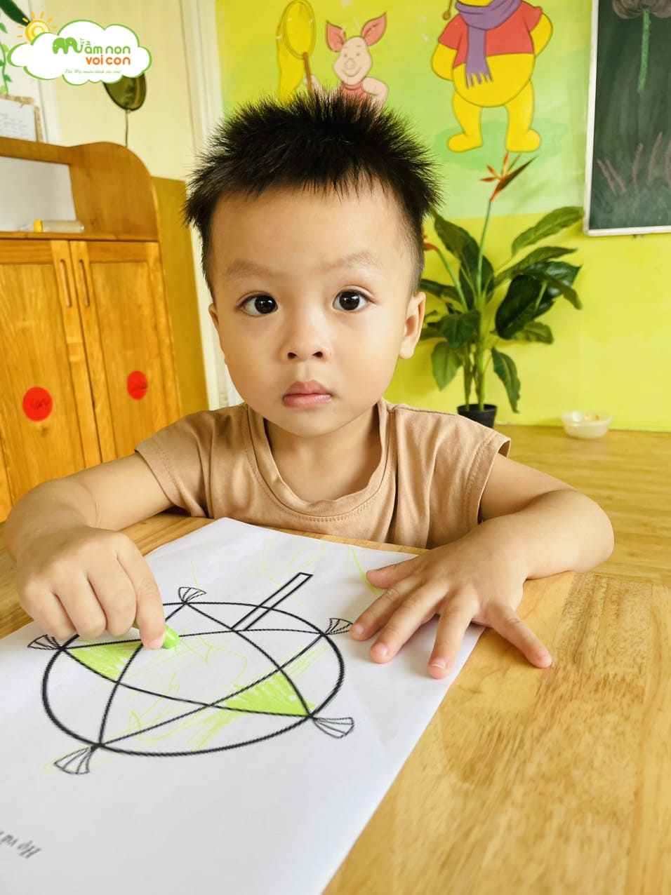 HOẠT ĐỘNG NHẬN BIẾT - TÔ MÀU SÁNG TẠO: CHIẾC ĐÈN ÔNG SAO - TRƯỜNG MẦM NON VOI CON