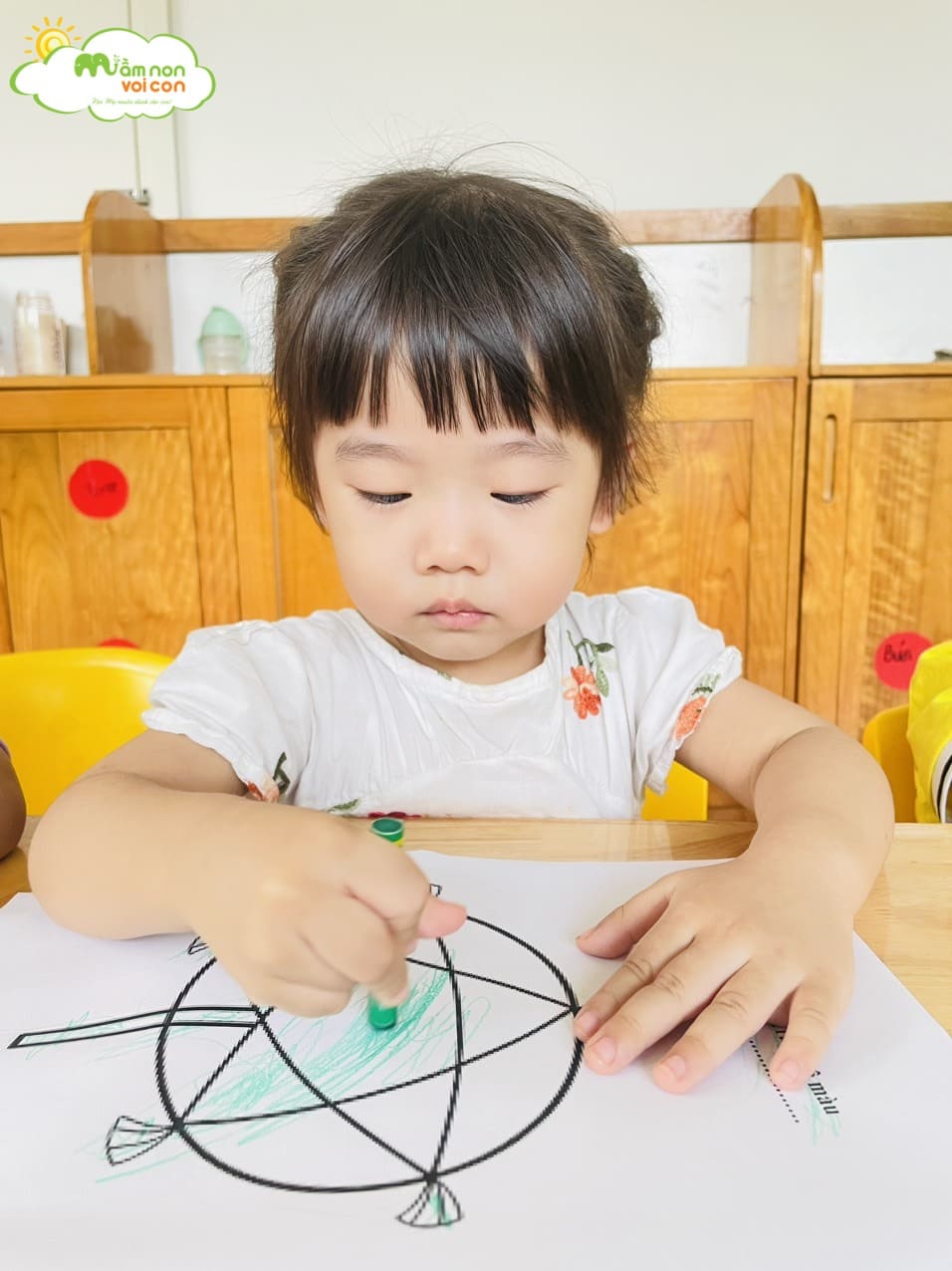 HOẠT ĐỘNG NHẬN BIẾT - TÔ MÀU SÁNG TẠO: CHIẾC ĐÈN ÔNG SAO - TRƯỜNG MẦM NON VOI CON