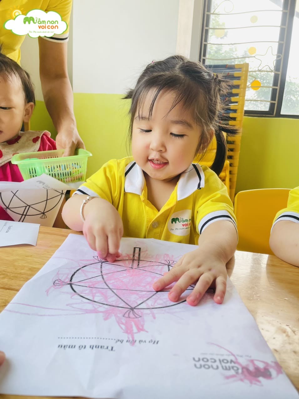 HOẠT ĐỘNG NHẬN BIẾT - TÔ MÀU SÁNG TẠO: CHIẾC ĐÈN ÔNG SAO - TRƯỜNG MẦM NON VOI CON