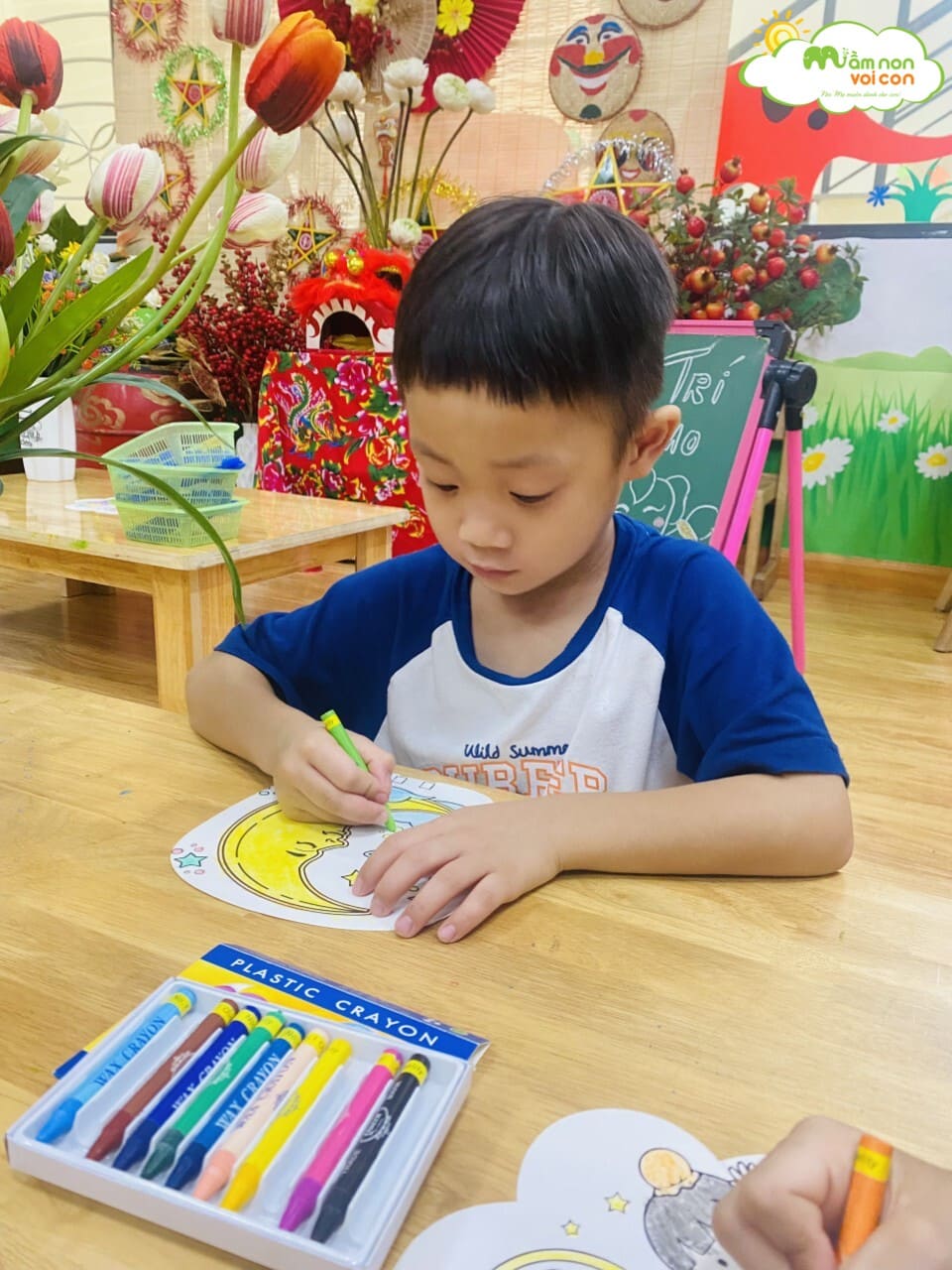 TẠO HÌNH SÁNG TẠO: TRANG TRÍ QUẠT MO - TRƯỜNG MẦM NON VOI CON