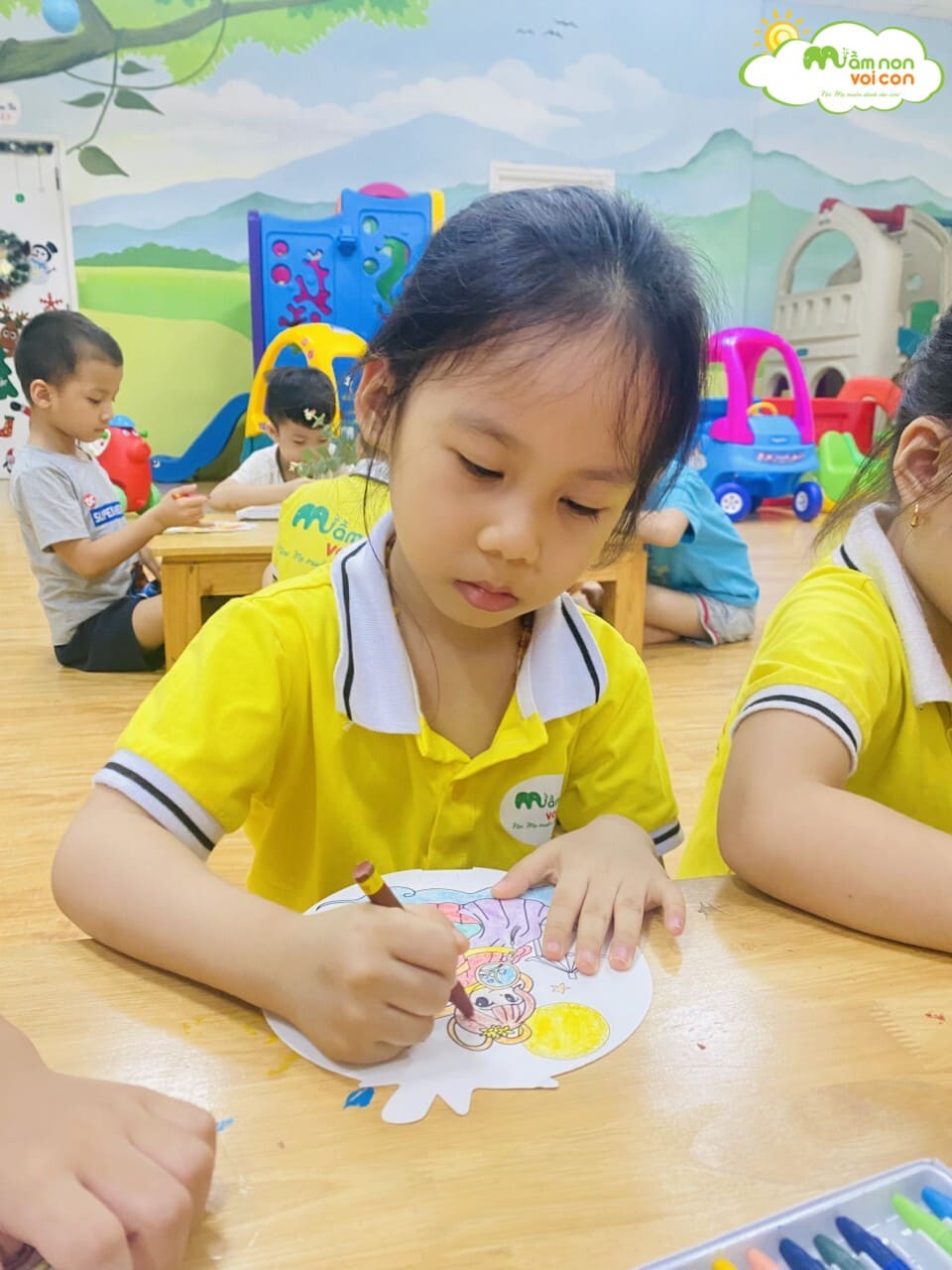 TẠO HÌNH SÁNG TẠO: TRANG TRÍ QUẠT MO - TRƯỜNG MẦM NON VOI CON