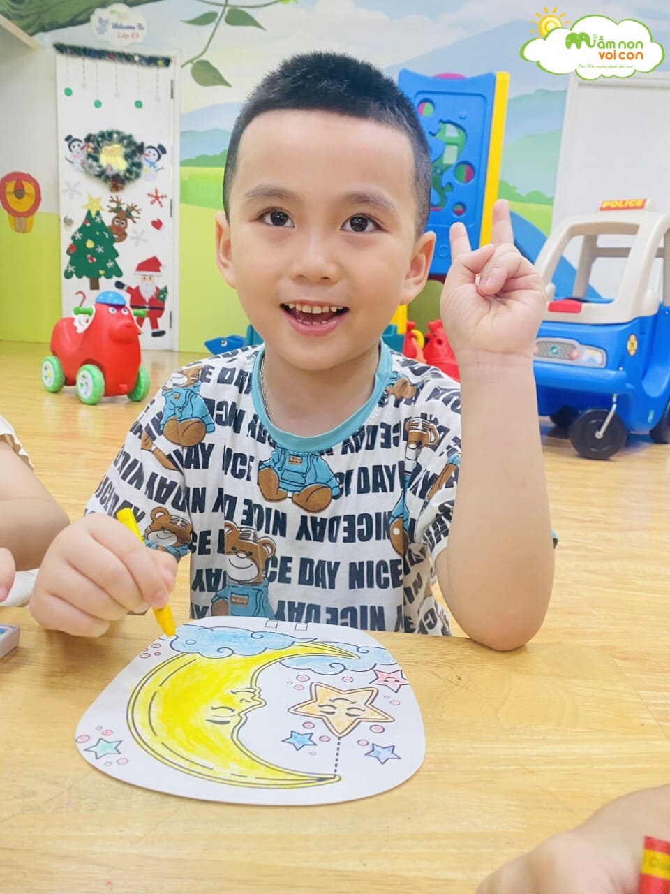 TẠO HÌNH SÁNG TẠO: TRANG TRÍ QUẠT MO - TRƯỜNG MẦM NON VOI CON