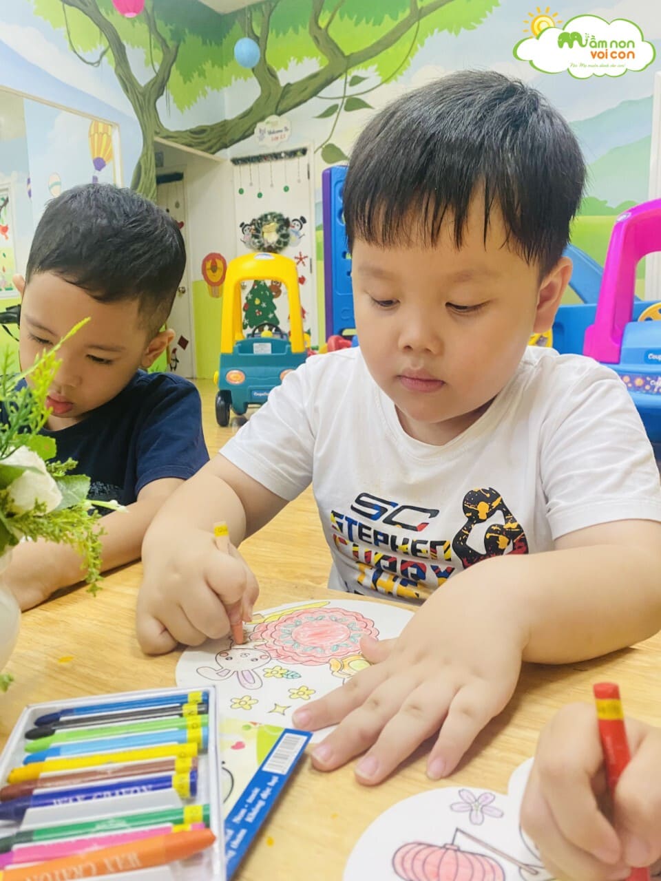 TẠO HÌNH SÁNG TẠO: TRANG TRÍ QUẠT MO - TRƯỜNG MẦM NON VOI CON