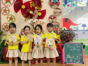 TẠO HÌNH SÁNG TẠO: TRANG TRÍ QUẠT MO - TRƯỜNG MẦM NON VOI CON