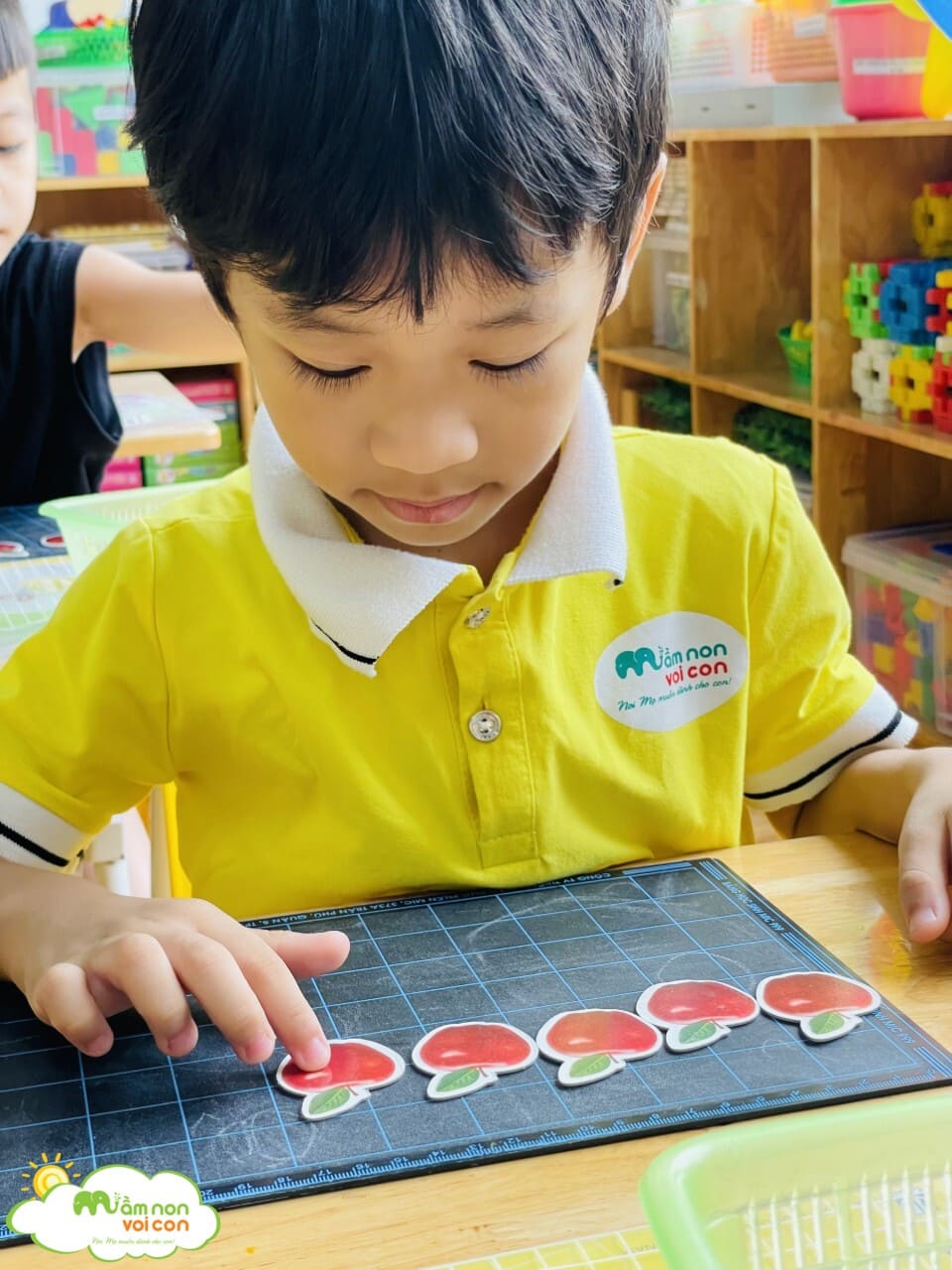 LÀM QUEN VỚI TOÁN: NHẬN BIẾT SỐ LƯỢNG 5, GIỚI THIỆU SỐ ĐIỆN THOẠI 115 - TRƯỜNG MẦM NON VOI CON