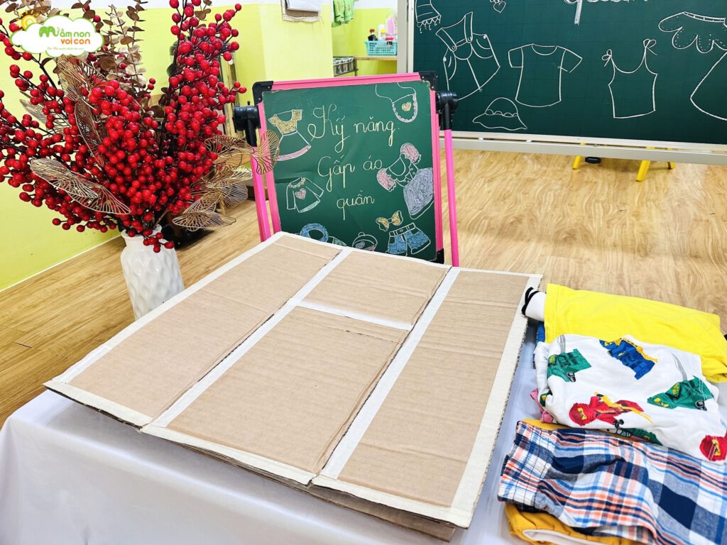 KỸ NĂNG SỐNG: KỸ NĂNG GẤP QUẦN ÁO - TRƯỜNG MẦM NON VOI CON