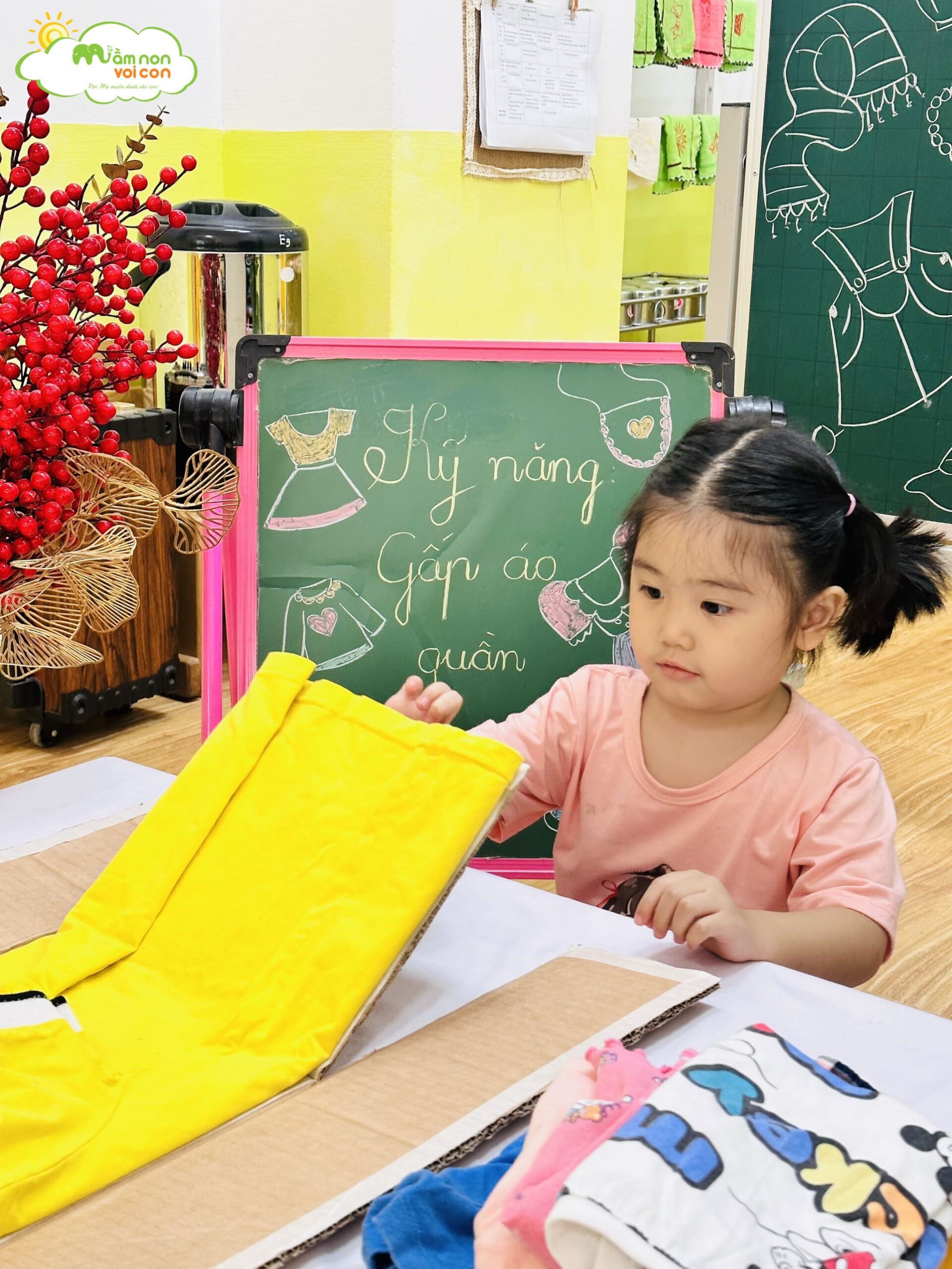 KỸ NĂNG SỐNG: KỸ NĂNG GẤP QUẦN ÁO - TRƯỜNG MẦM NON VOI CON