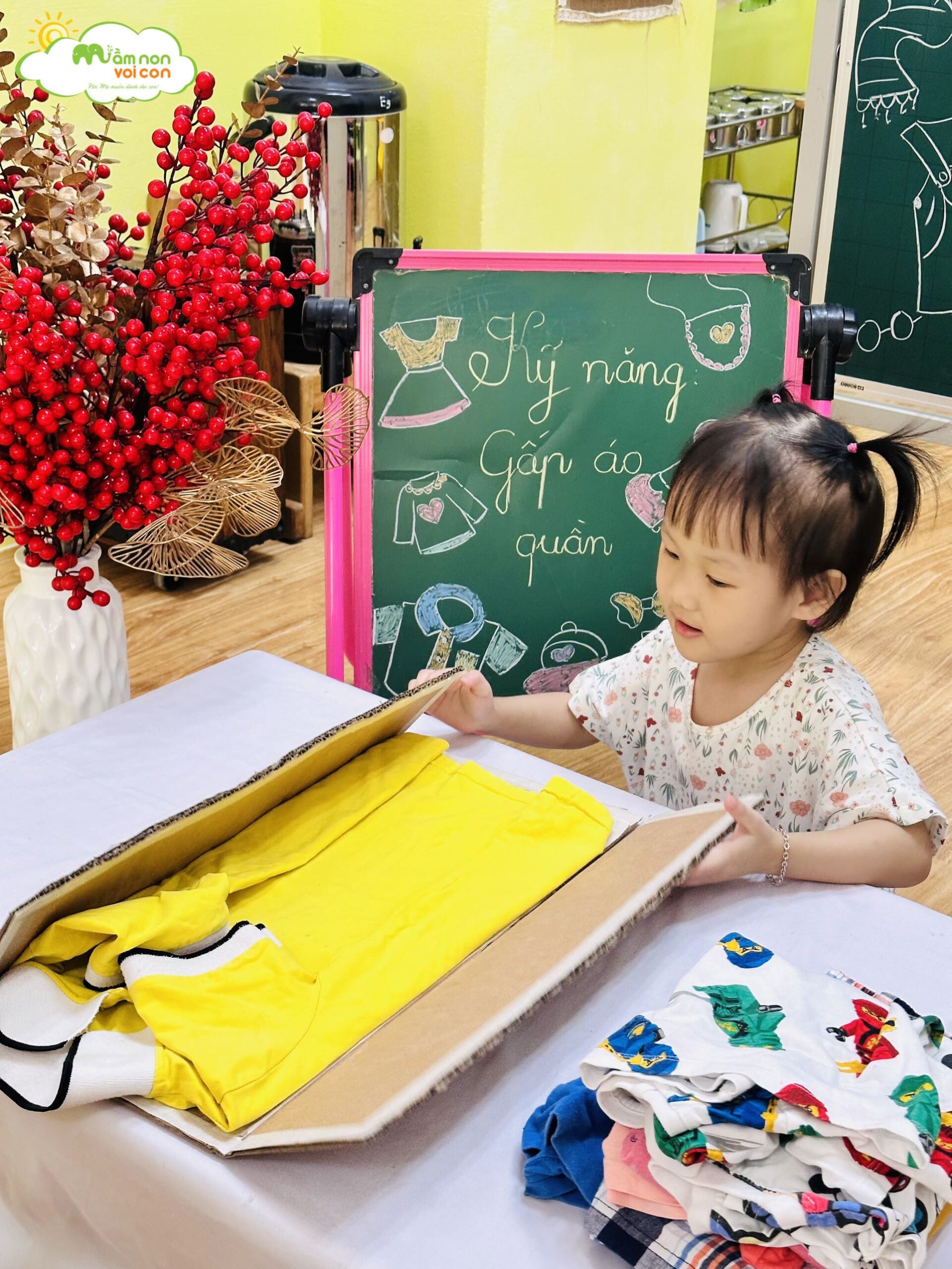 KỸ NĂNG SỐNG: KỸ NĂNG GẤP QUẦN ÁO - TRƯỜNG MẦM NON VOI CON