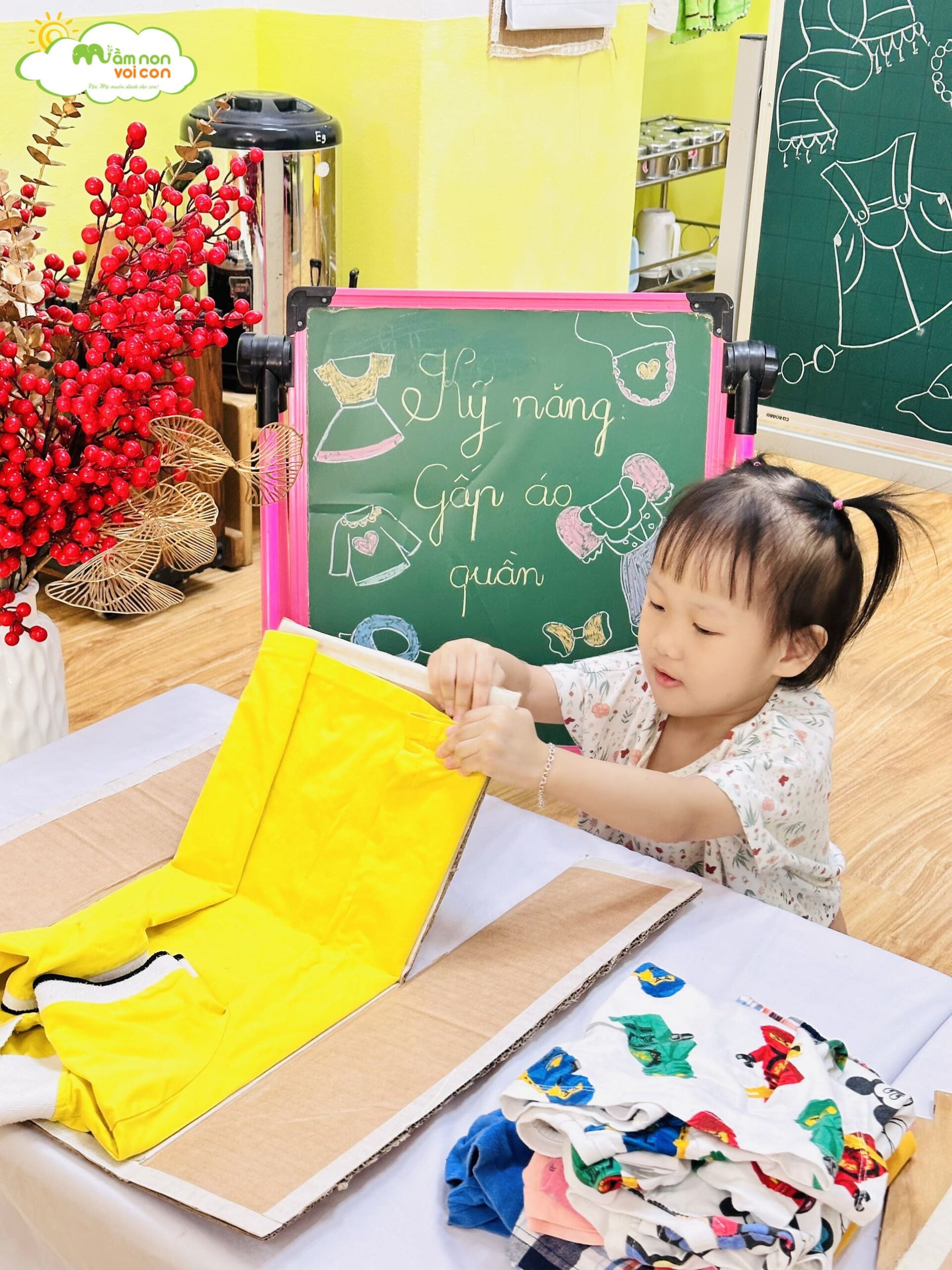 KỸ NĂNG SỐNG: KỸ NĂNG GẤP QUẦN ÁO - TRƯỜNG MẦM NON VOI CON