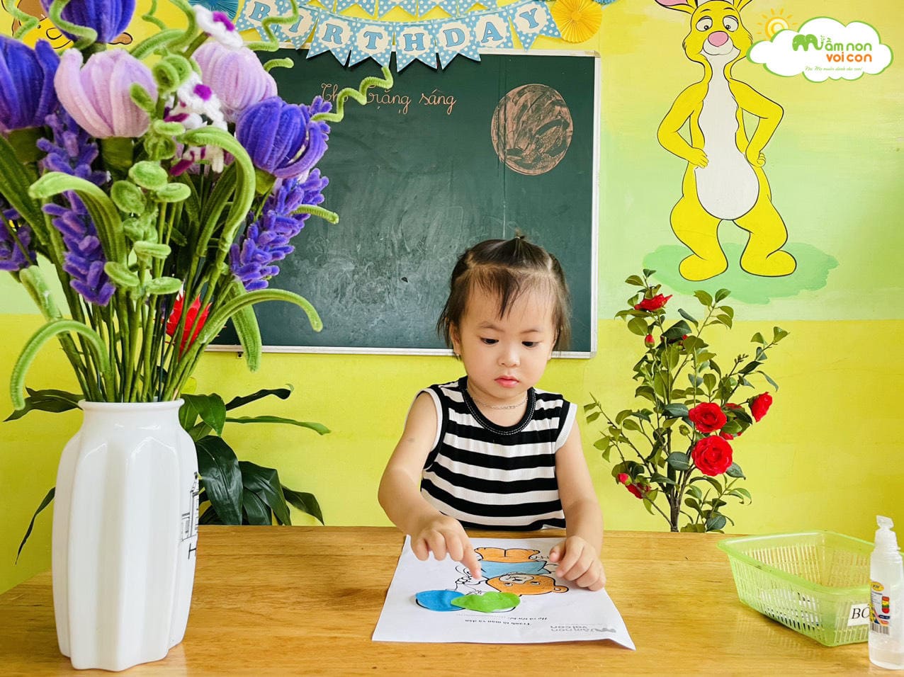 TẠO HÌNH: DÁN BÓNG BAY - TRƯỜNG MẦM NON VOI CON