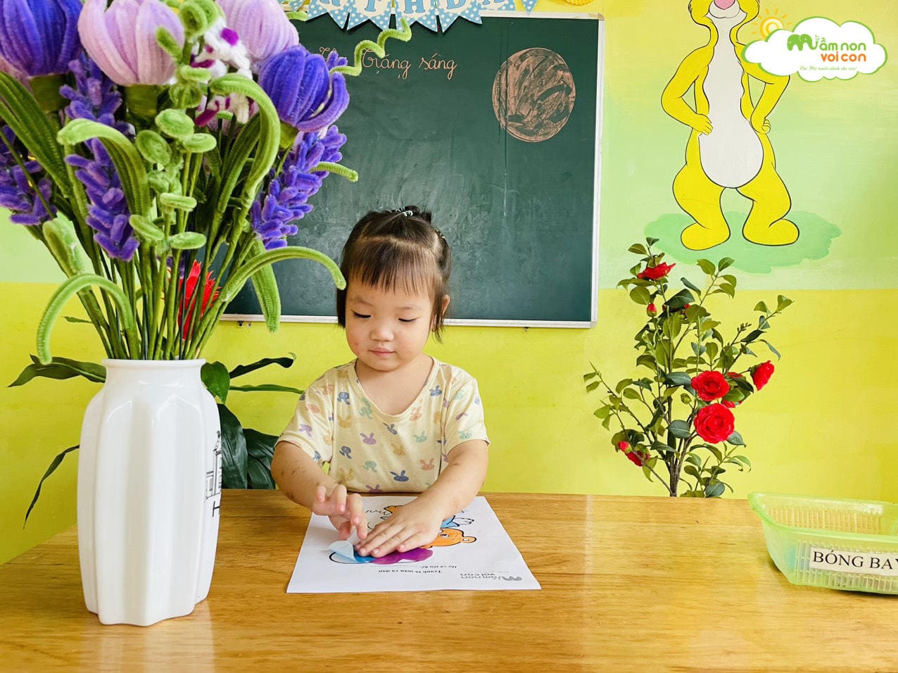 TẠO HÌNH: DÁN BÓNG BAY - TRƯỜNG MẦM NON VOI CON