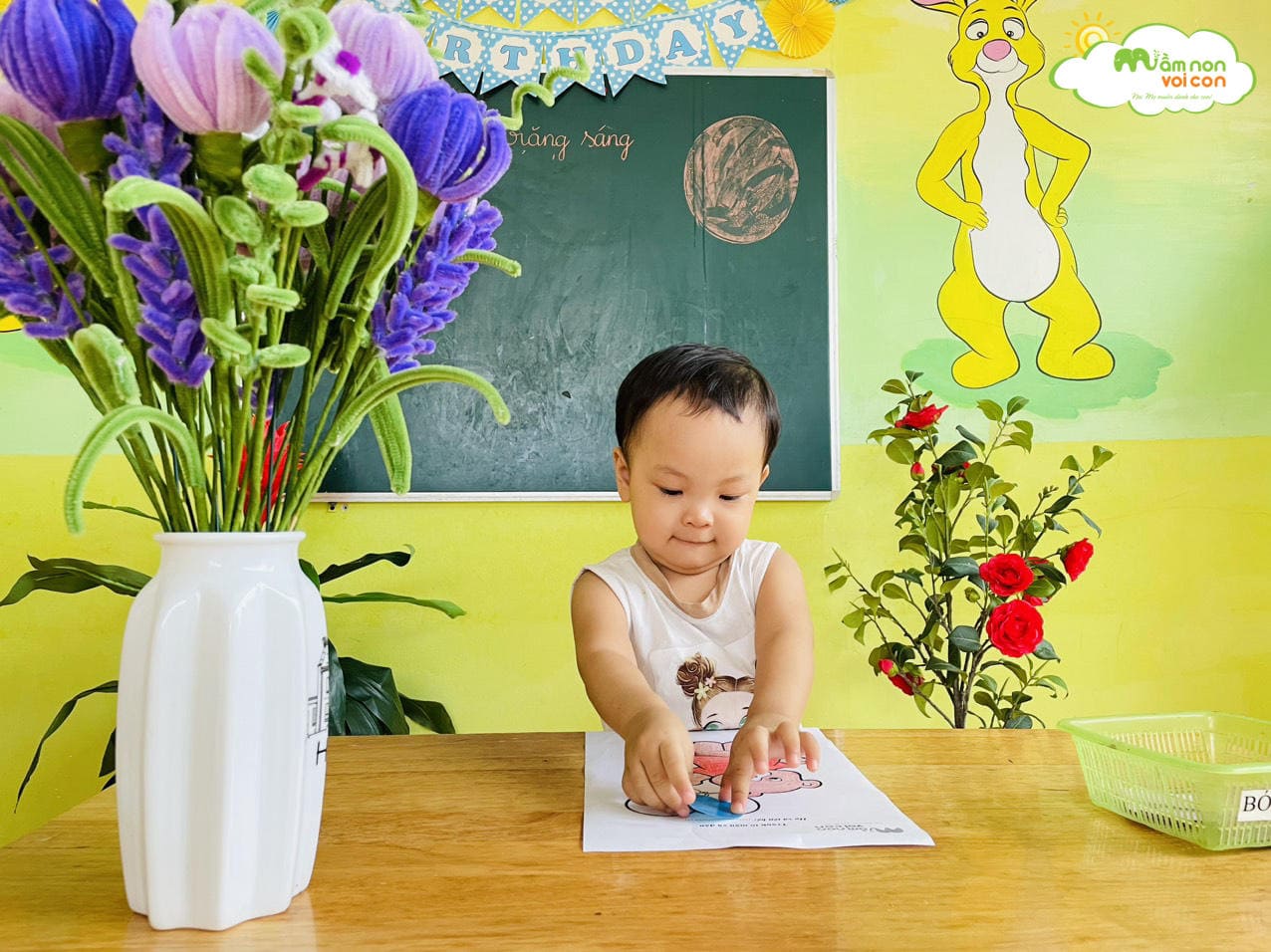 TẠO HÌNH: DÁN BÓNG BAY - TRƯỜNG MẦM NON VOI CON