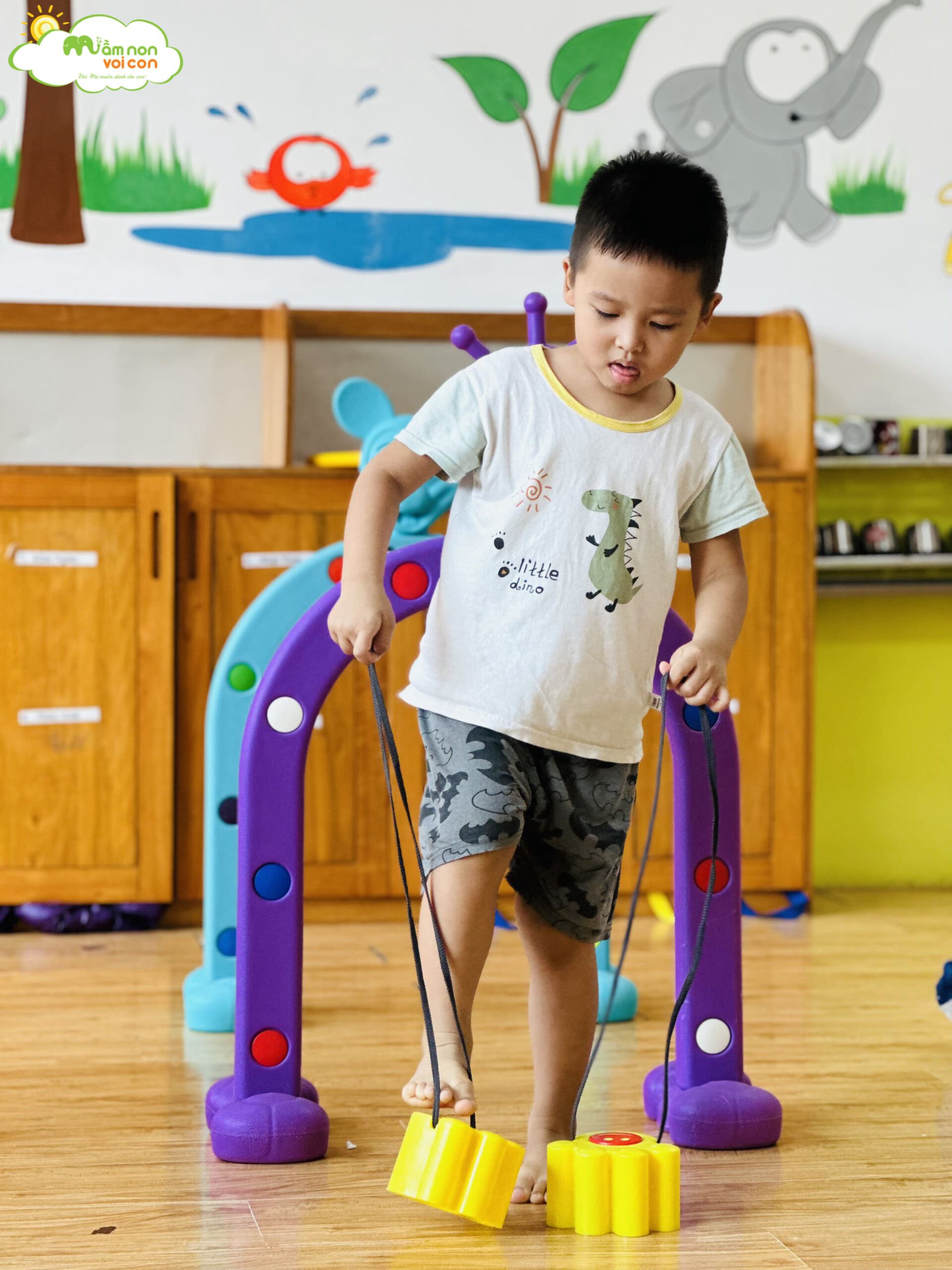 HOẠT ĐỘNG THỂ CHẤT: TRƯỜN SẤP VÀ ĐẬP BÓNG - TRƯỜNG MẦM NON VOI CON