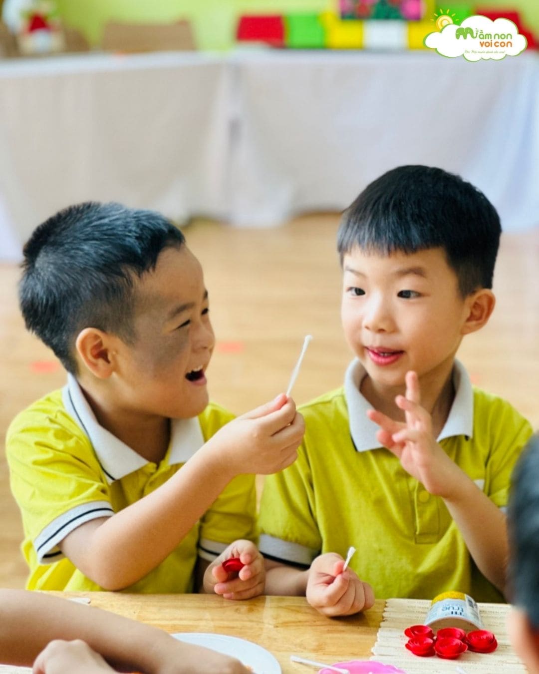 HOẠT ĐỘNG TẠO HÌNH SÁNG TẠO: LÀM QUÀ TẶNG CÔ - TRƯỜNG MẦM NON VOI CON