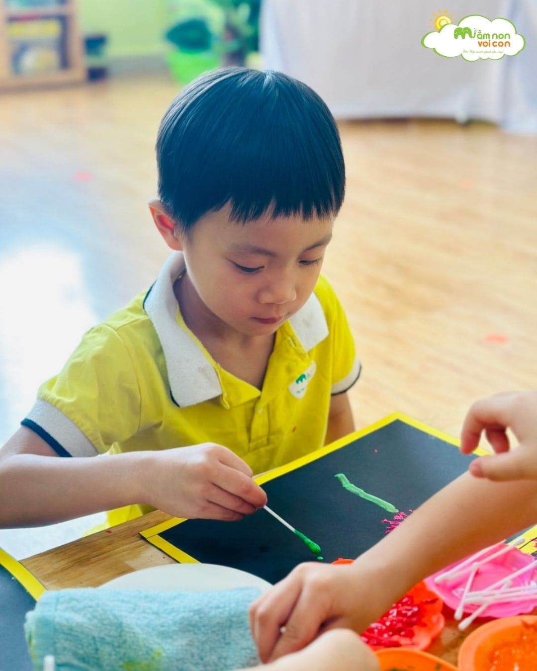 HOẠT ĐỘNG TẠO HÌNH SÁNG TẠO: LÀM QUÀ TẶNG CÔ - TRƯỜNG MẦM NON VOI CON