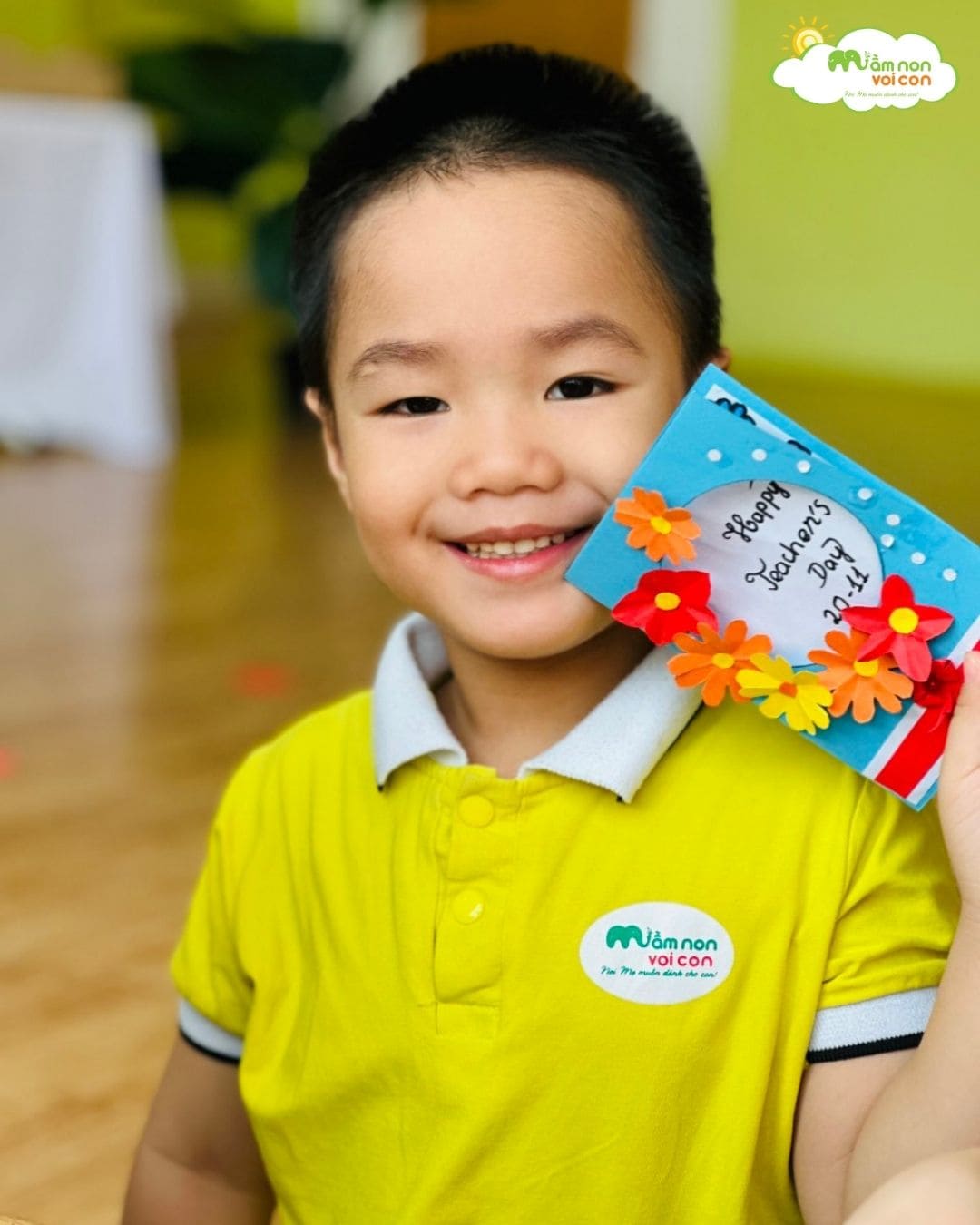 HOẠT ĐỘNG TẠO HÌNH SÁNG TẠO: LÀM QUÀ TẶNG CÔ - TRƯỜNG MẦM NON VOI CON