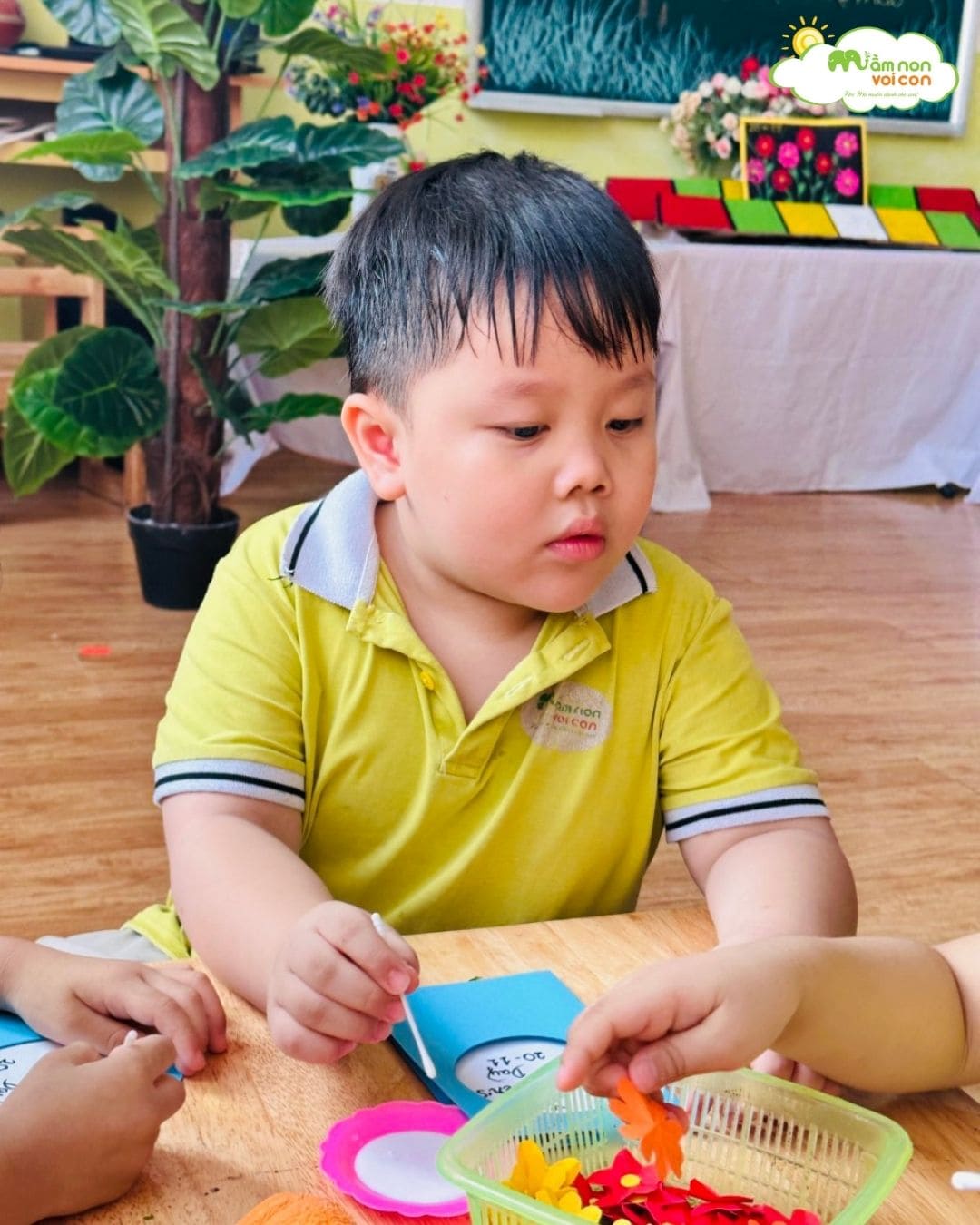 HOẠT ĐỘNG TẠO HÌNH SÁNG TẠO: LÀM QUÀ TẶNG CÔ - TRƯỜNG MẦM NON VOI CON