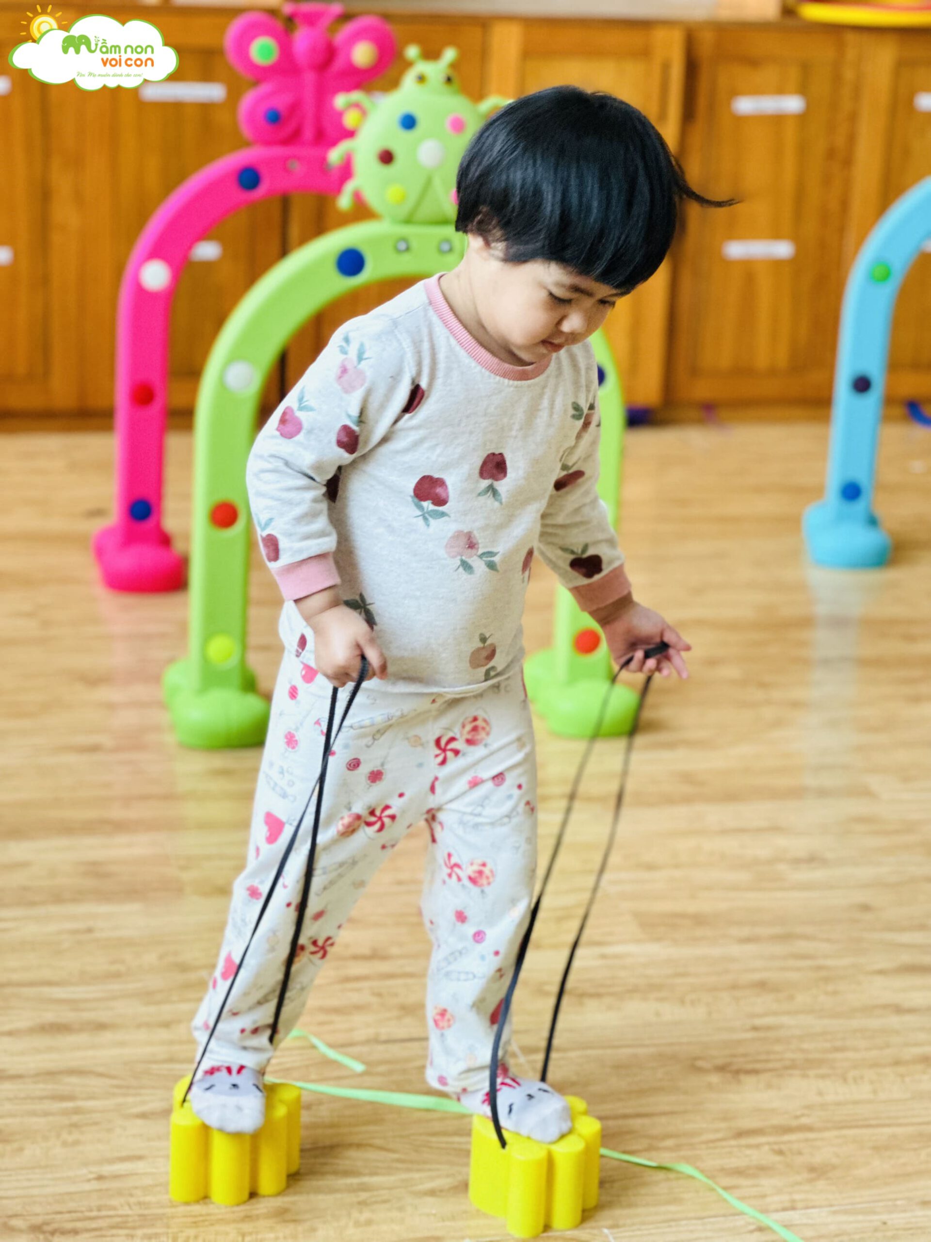 HOẠT ĐỘNG THỂ CHẤT: TRƯỜN SẤP VÀ ĐẬP BÓNG - TRƯỜNG MẦM NON VOI CON