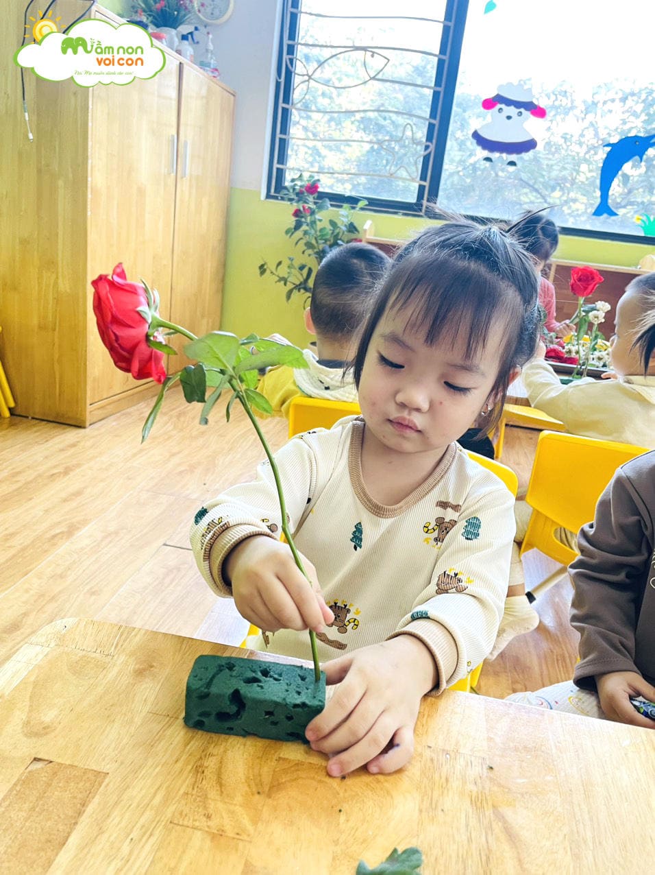 CÁC EM BÉ E3 KHÉO TAY CẮM HOA TẶNG CÁC CÔ NGÀY 20/11 - TRƯỜNG MẦM NON VOI CON