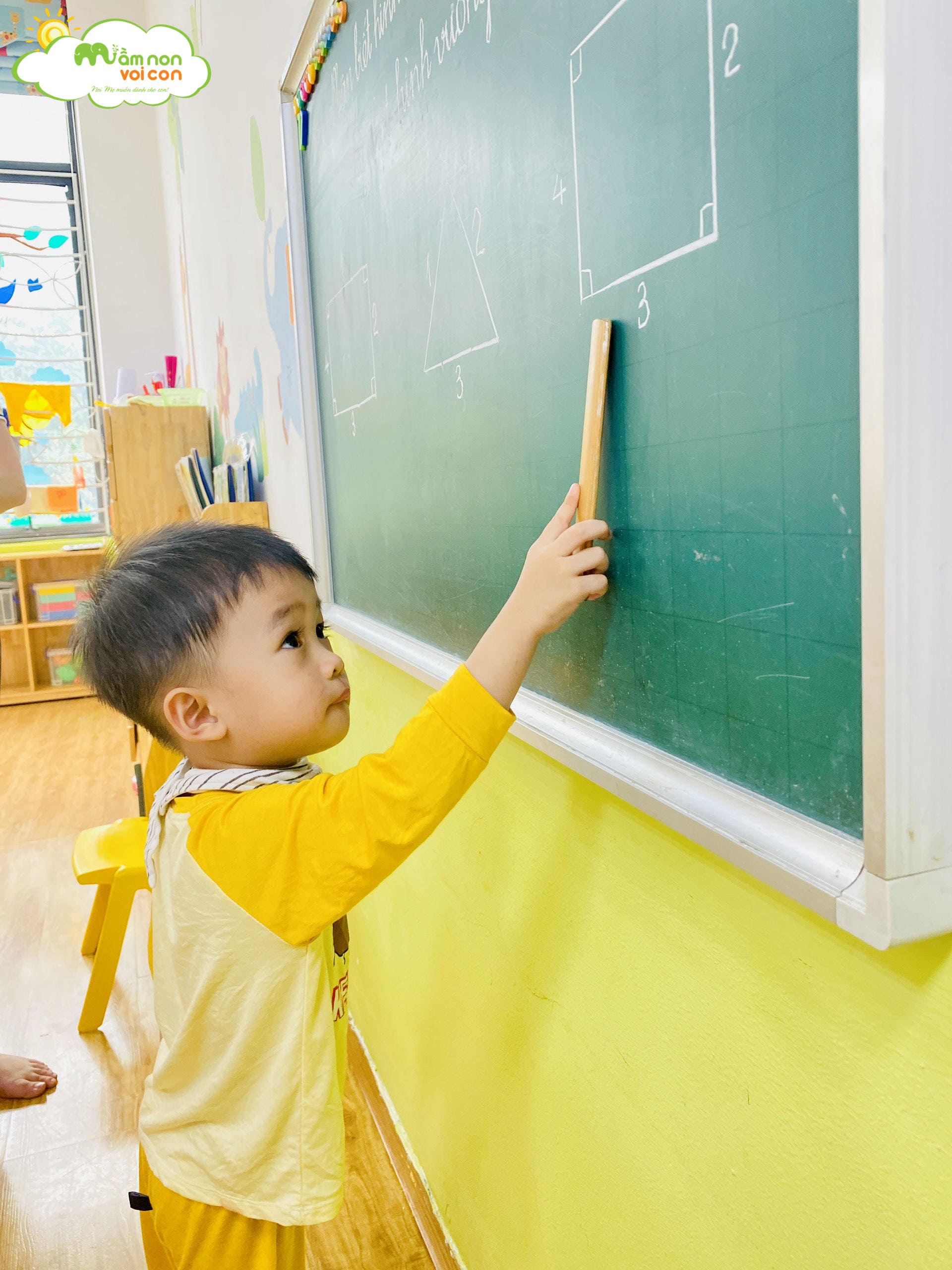 GIỜ HỌC TOÁN: NHẬN BIẾT HÌNH TAM GIÁC, HÌNH CHỮ NHẬT - TRƯỜNG MẦM NON VOI CON