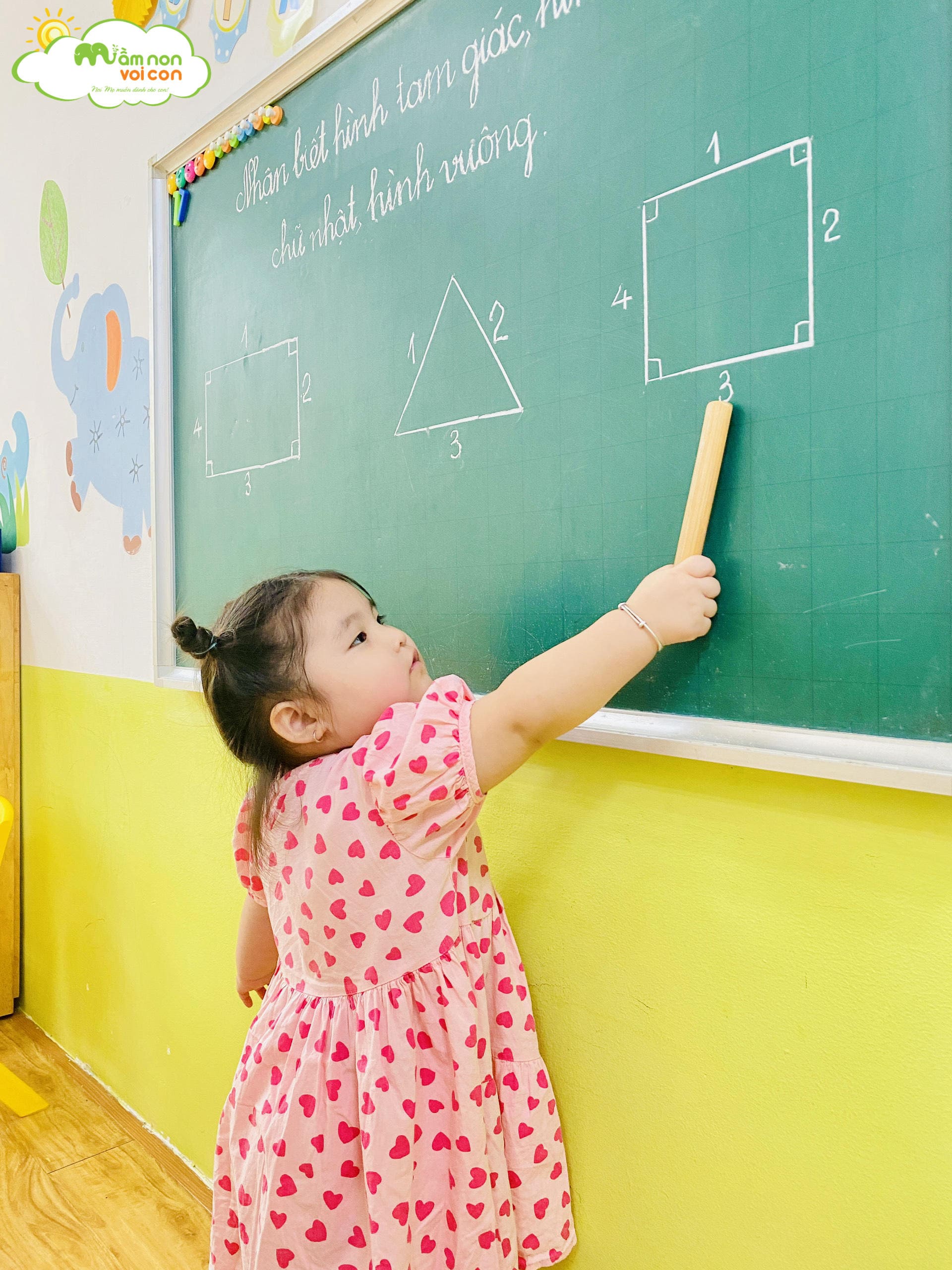 GIỜ HỌC TOÁN: NHẬN BIẾT HÌNH TAM GIÁC, HÌNH CHỮ NHẬT - TRƯỜNG MẦM NON VOI CON