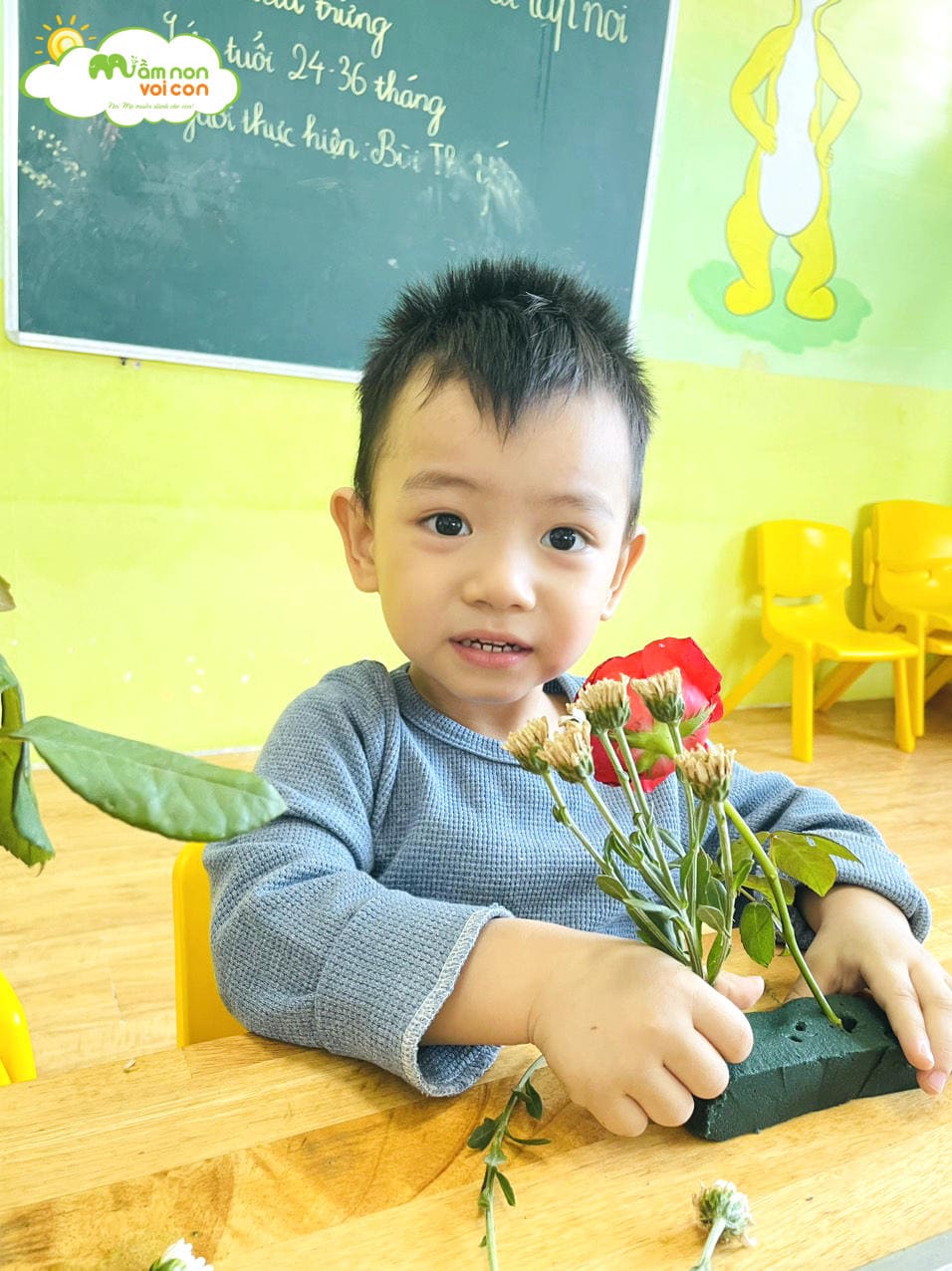 CÁC EM BÉ E3 KHÉO TAY CẮM HOA TẶNG CÁC CÔ NGÀY 20/11 - TRƯỜNG MẦM NON VOI CON
