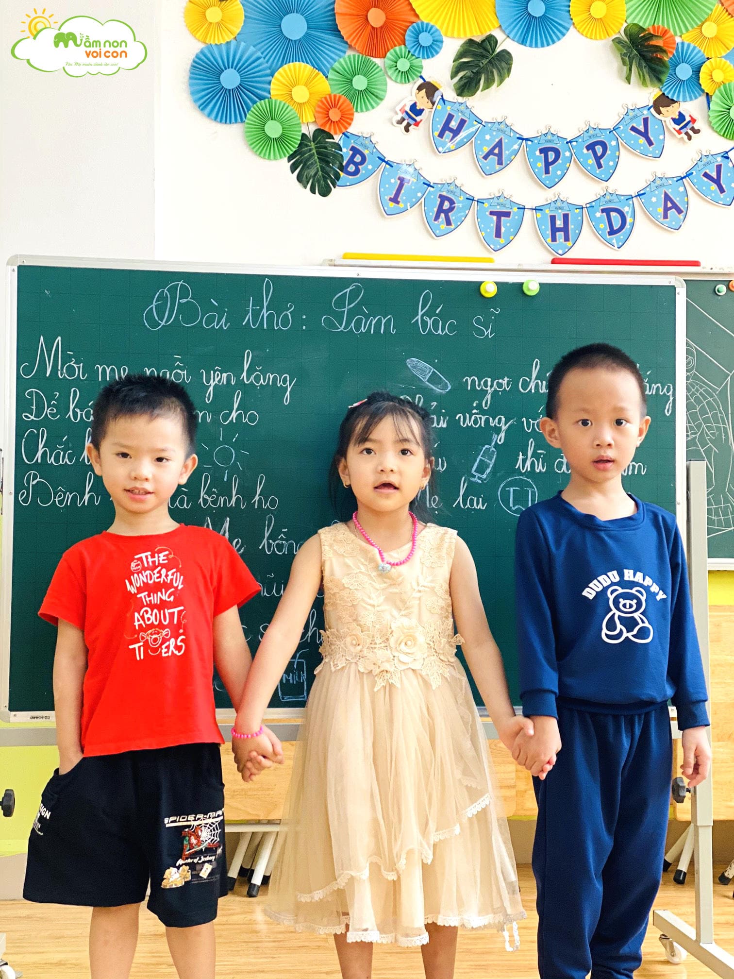 GIỜ LÀM QUEN VĂN HỌC: ĐỌC THƠ “LÀM BÁC SĨ” - TRƯỜNG MẦM NON VOI CON