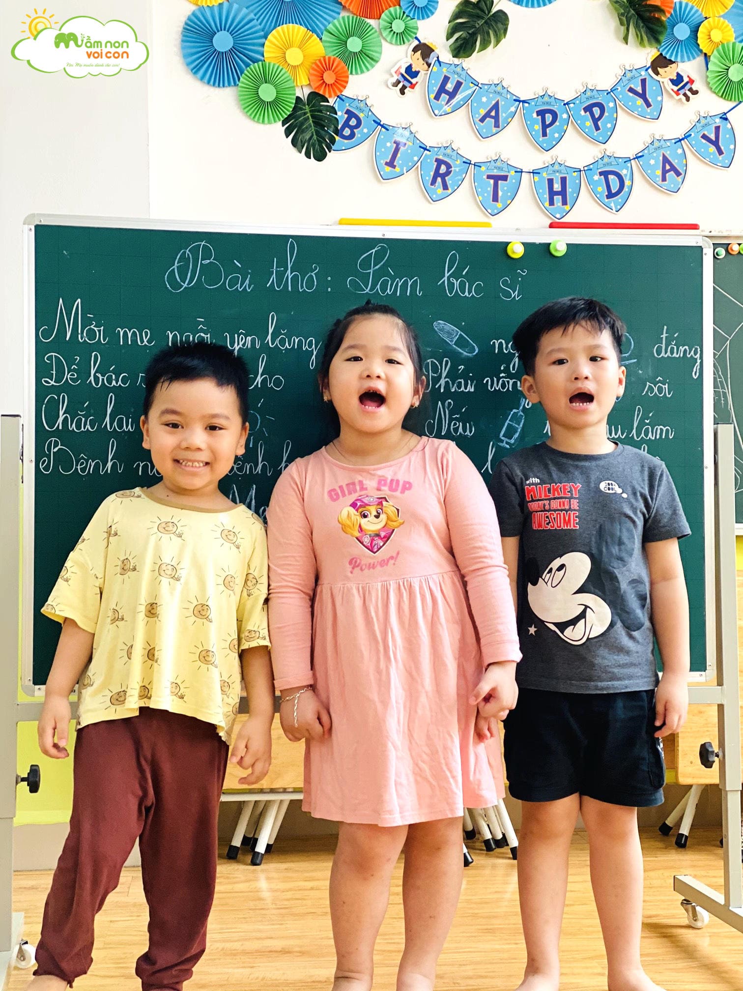 GIỜ LÀM QUEN VĂN HỌC: ĐỌC THƠ “LÀM BÁC SĨ” - TRƯỜNG MẦM NON VOI CON