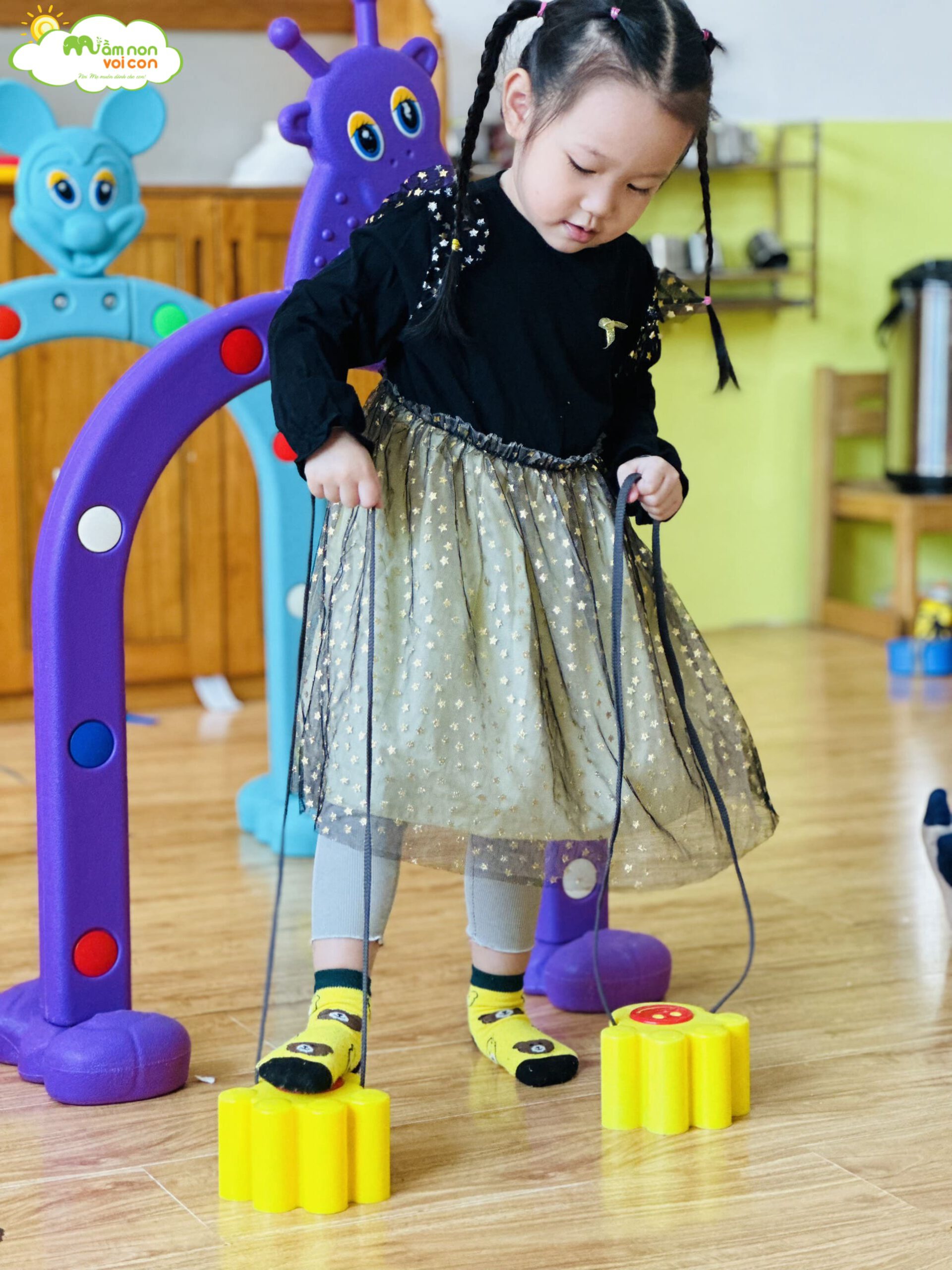 HOẠT ĐỘNG THỂ CHẤT: TRƯỜN SẤP VÀ ĐẬP BÓNG - TRƯỜNG MẦM NON VOI CON