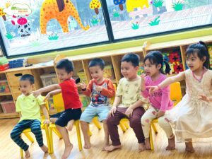 GIỜ LÀM QUEN VĂN HỌC: ĐỌC THƠ “LÀM BÁC SĨ” - TRƯỜNG MẦM NON VOI CON